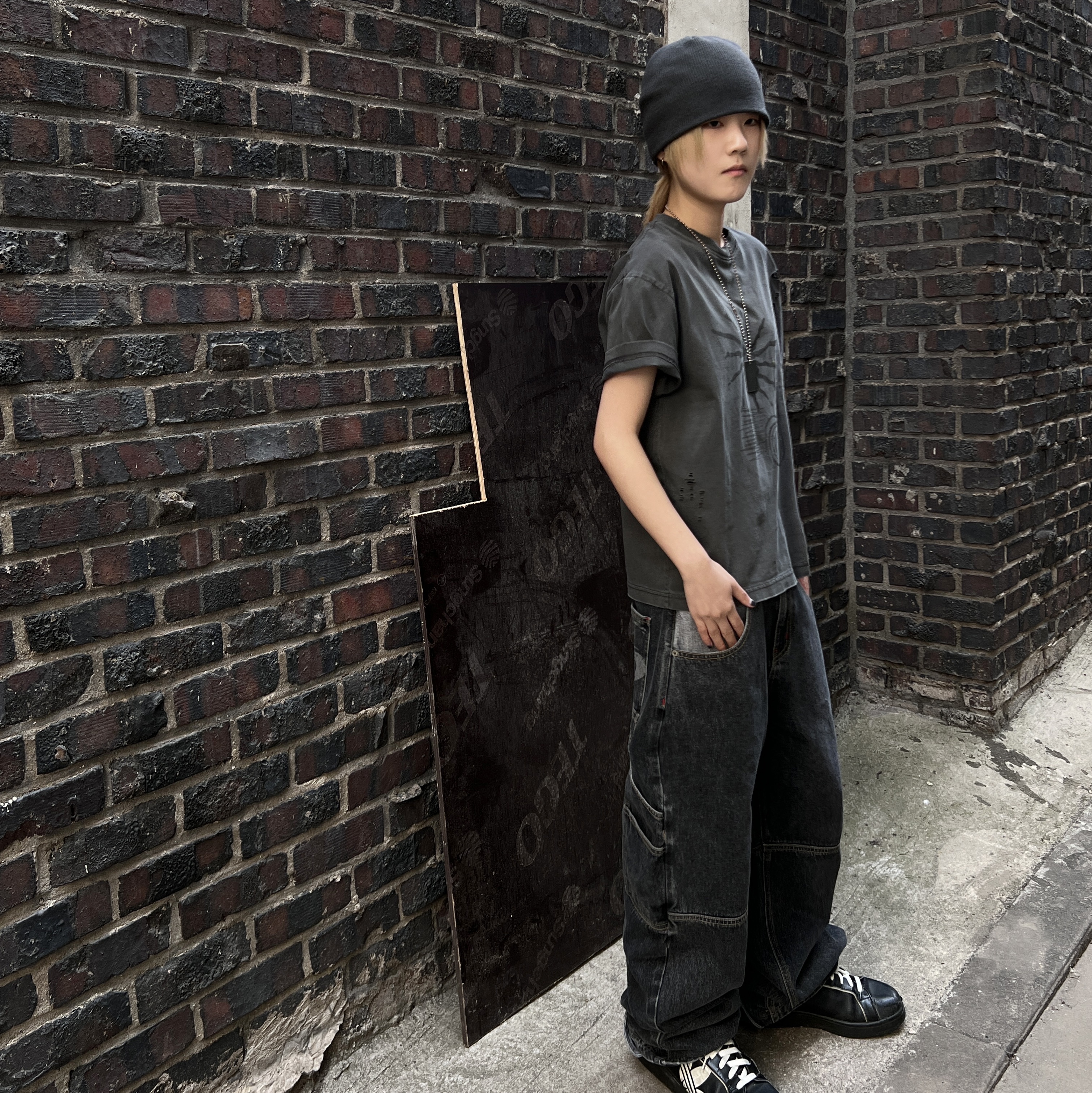 MAINBOOTH Signal T-shirt Charcoal 착용 스타일 - 1
