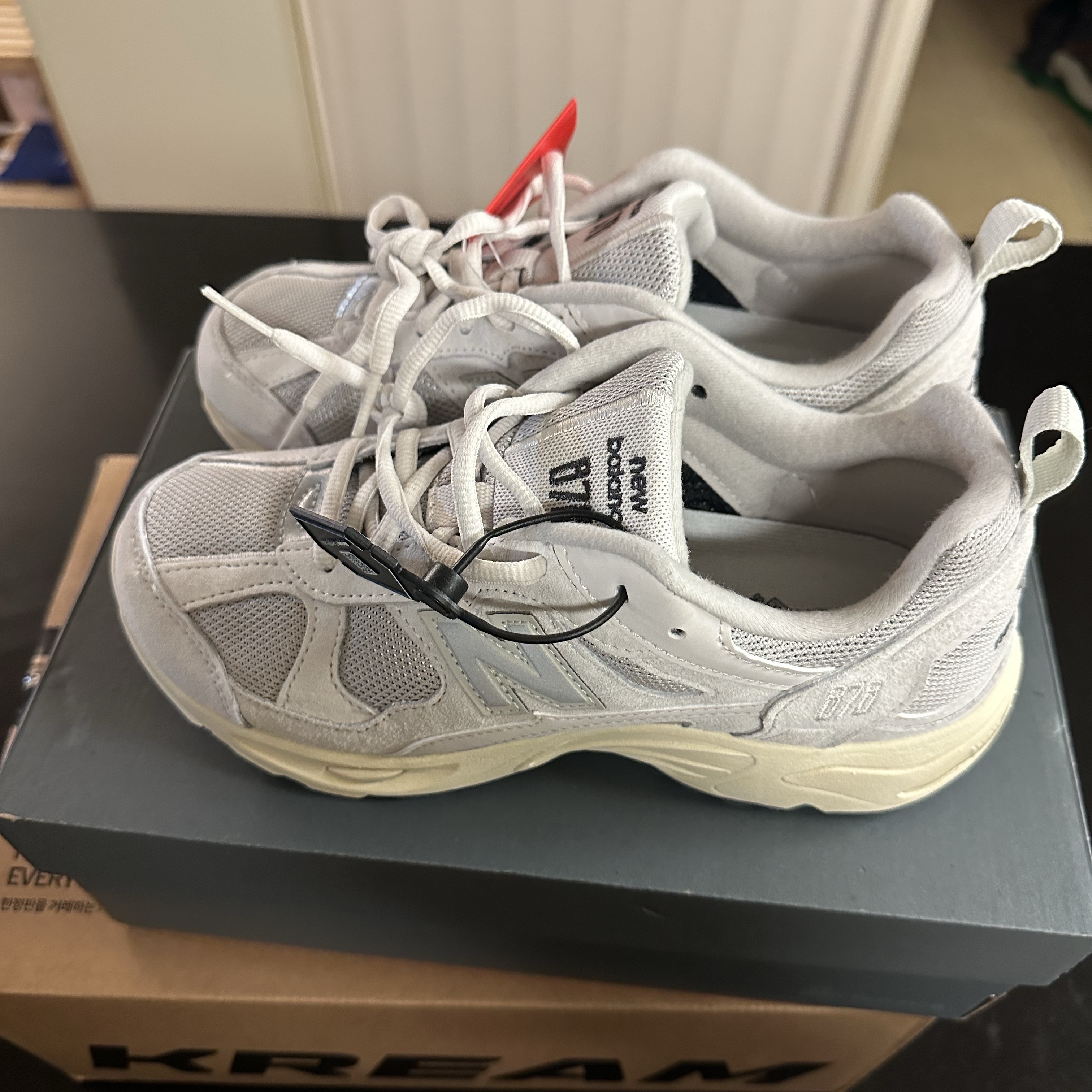 New Balance 878 Light Gray 착용 스타일