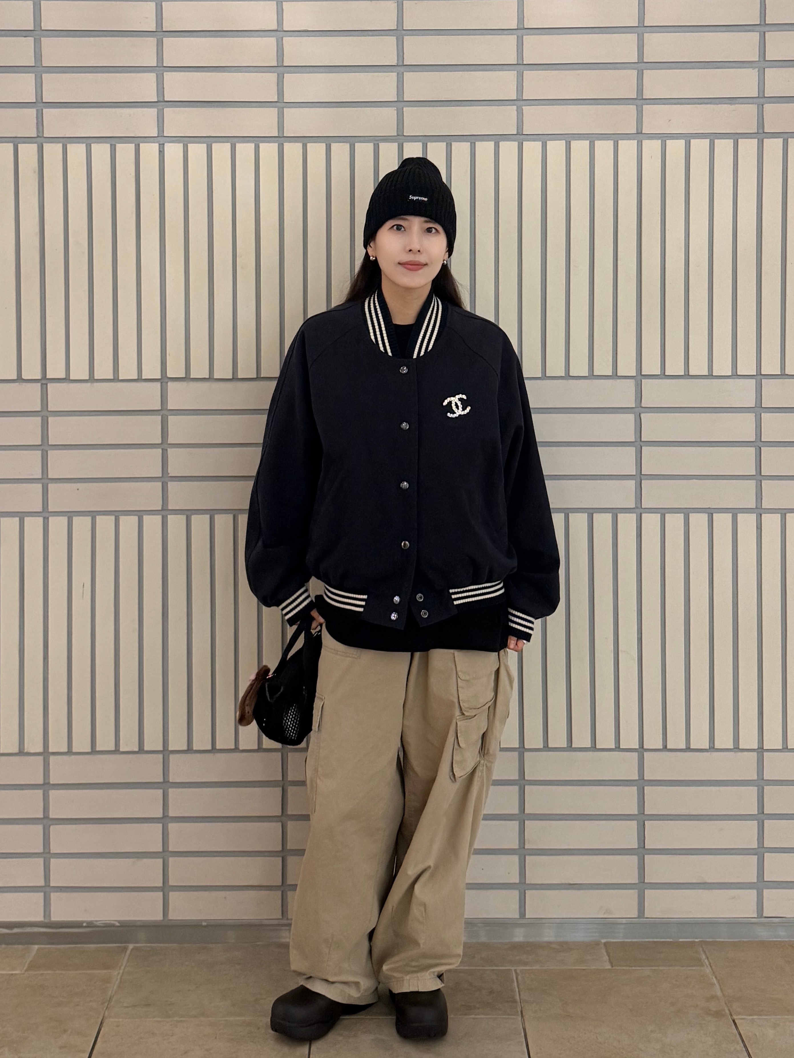 Supreme Overdyed Beanie Black, CDG Logo T-Shirt Black 착용 스타일 - 3