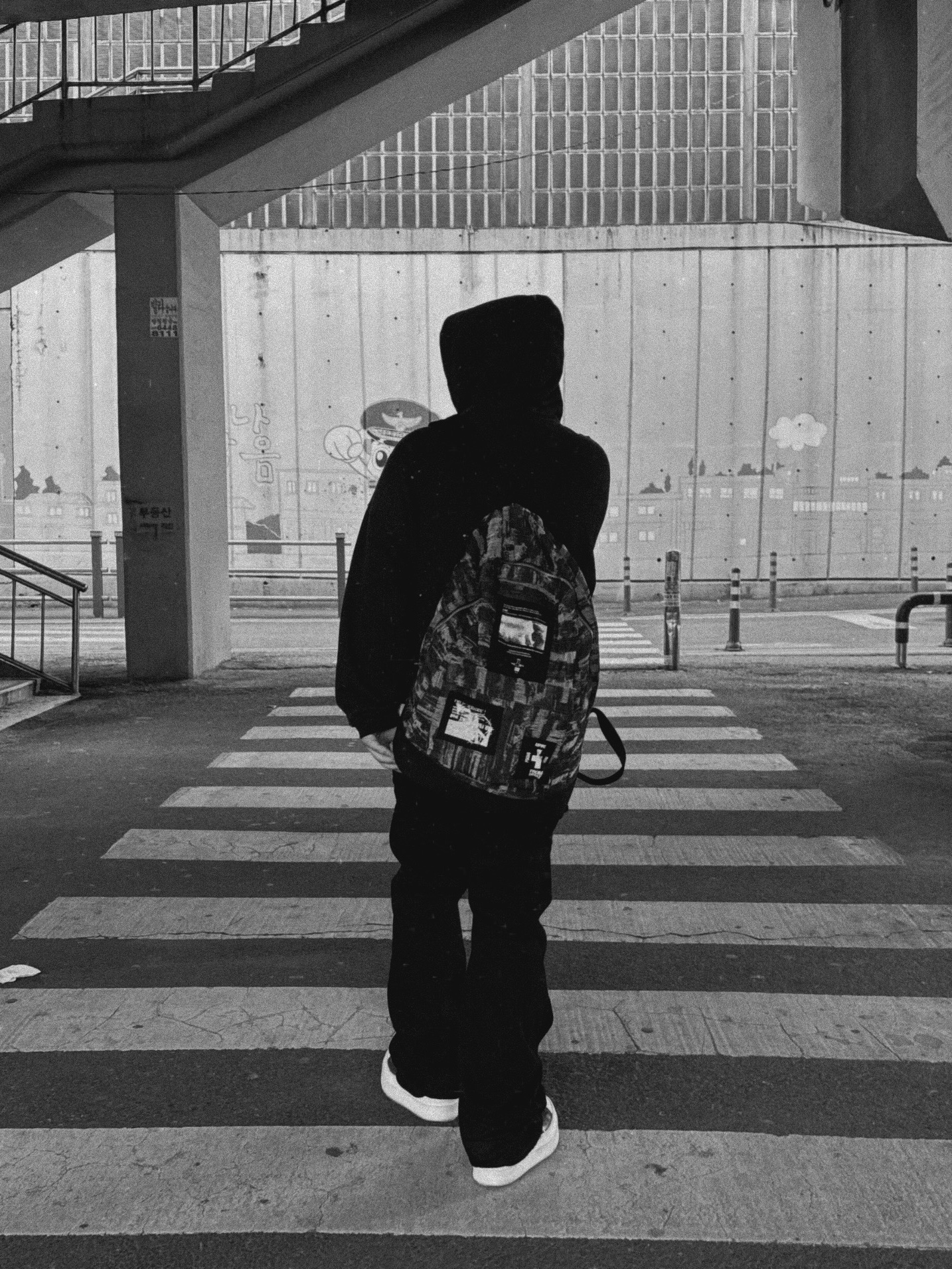 [더블적립]farfromwhat far patch cotton backpack_black 착용 스타일 - 3