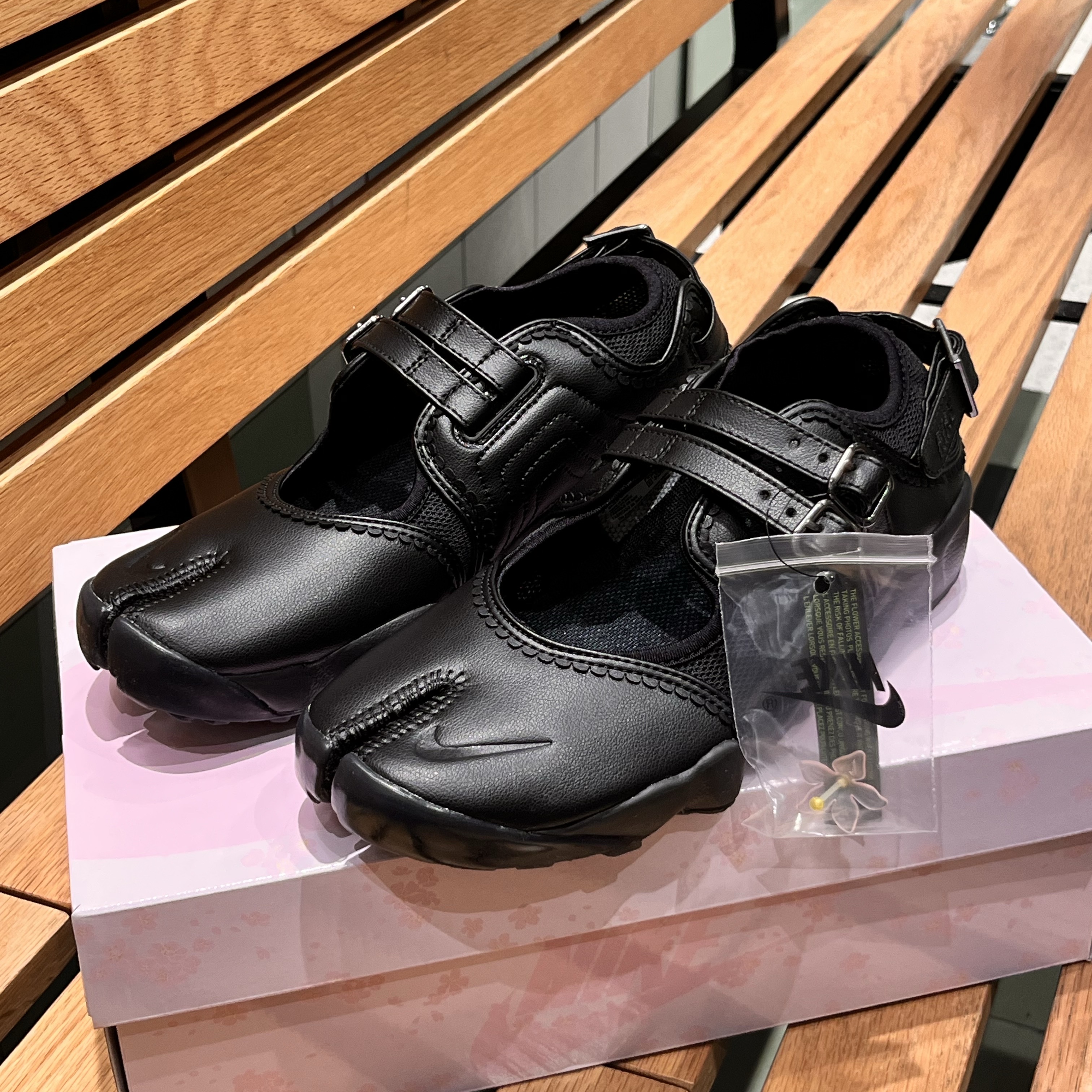 (W) Nike Air Rift Breathe Strap Black 착용 스타일 - 1