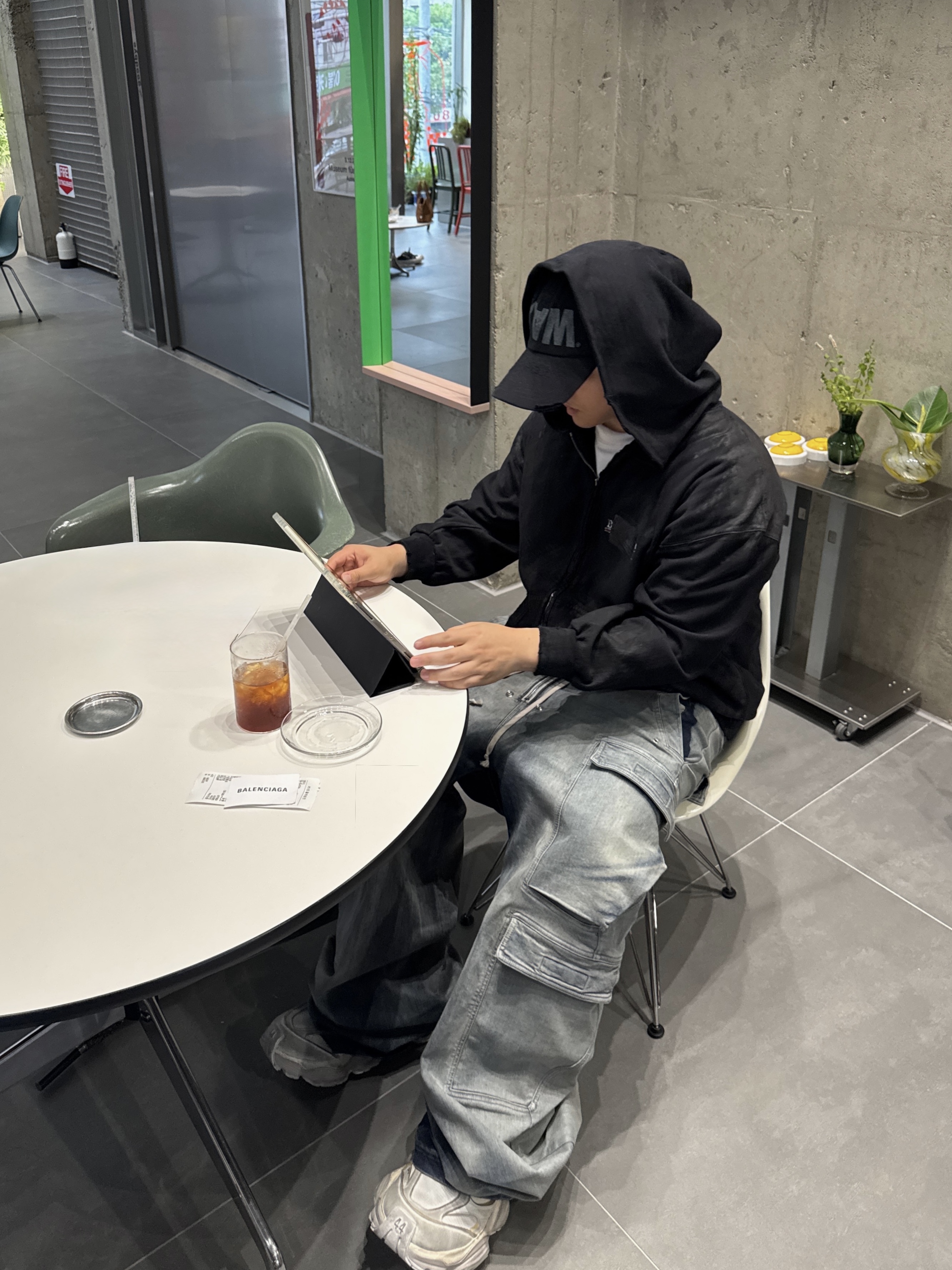 Balenciaga Cargo Sneakers Beige 착용 스타일