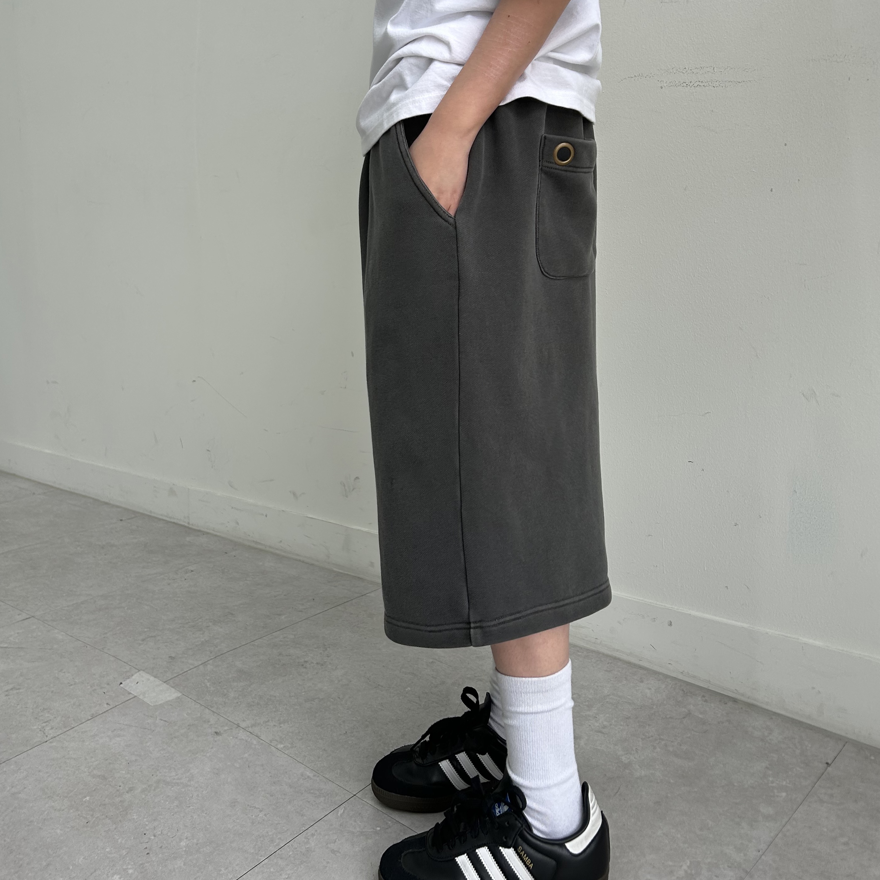 MAINBOOTH Haze Sweat Shorts Charcoal 착용 스타일 - 2