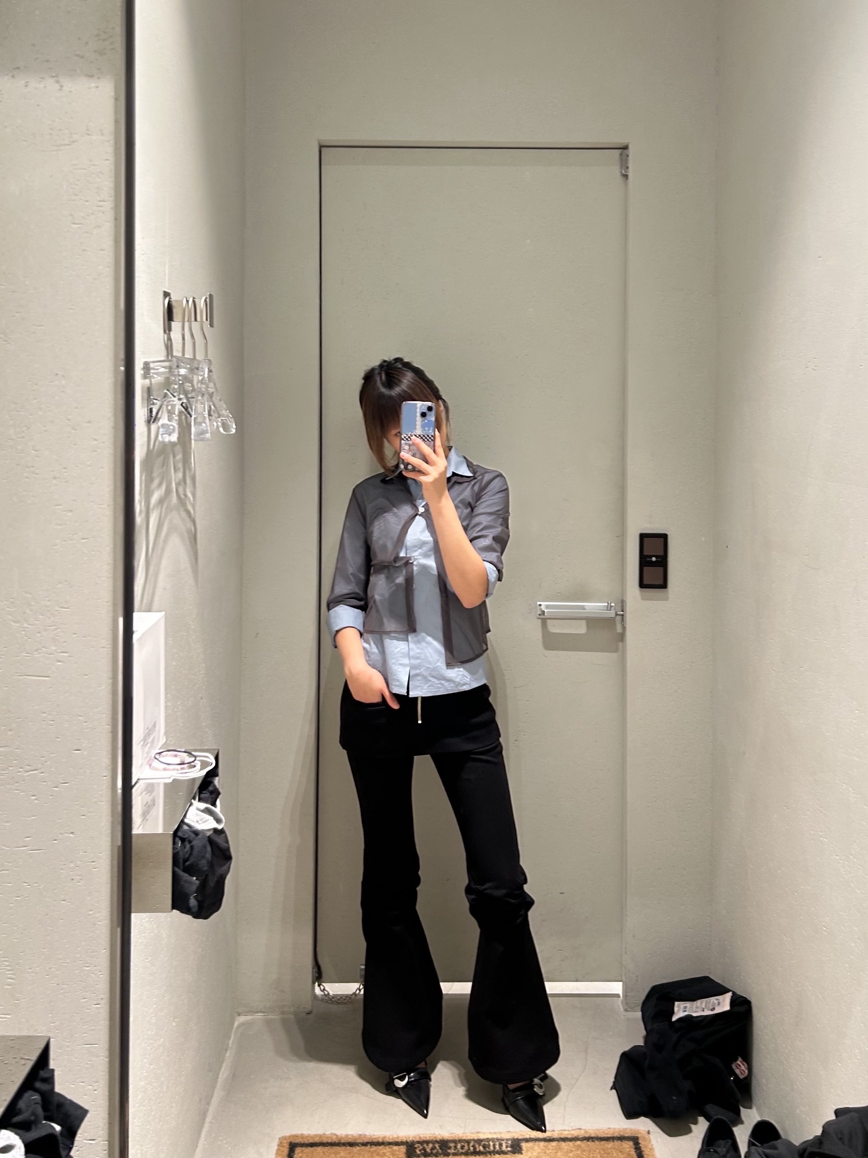 Coperni Women Belt Stiletto Black - 25FW, Nache Women Out In Layered Shirt Light Blue - 26SS 착용 스타일 - 3