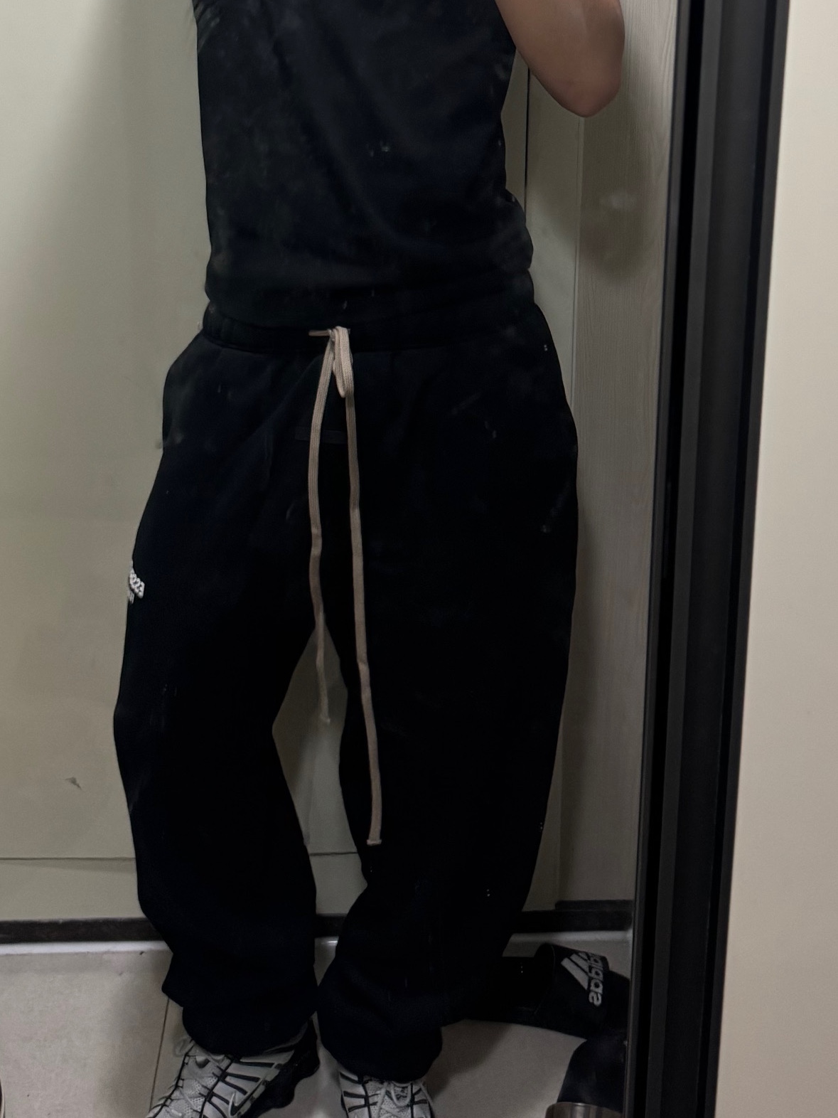 Essentials Fleece Essential Sweatpant Black - 24FW 착용 스타일