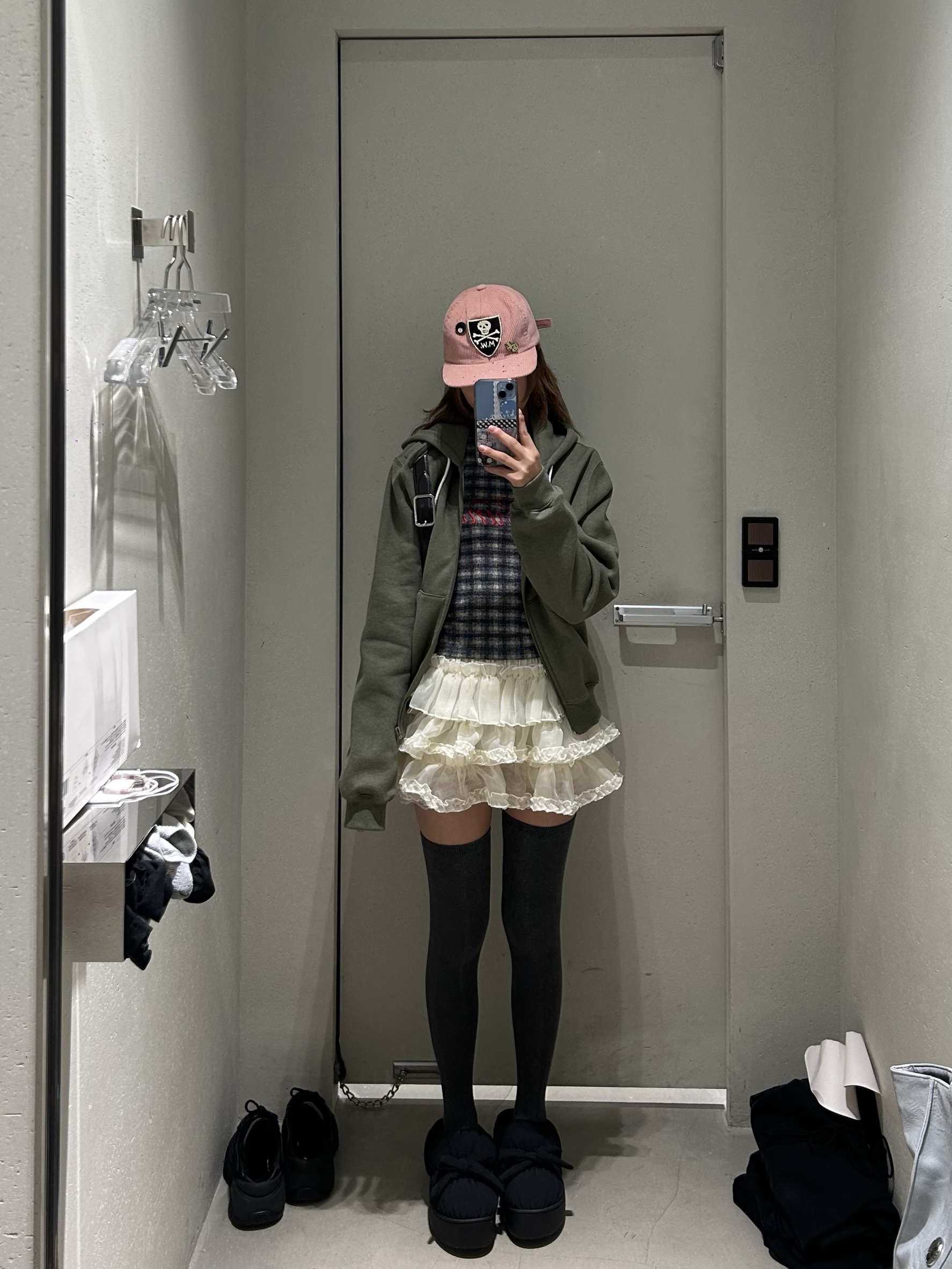 MadeWorn M.W. Pink - 26SS, Perverze x Subu Women Multiple Winter Sandal Black - 25FW 착용 스타일 - 3