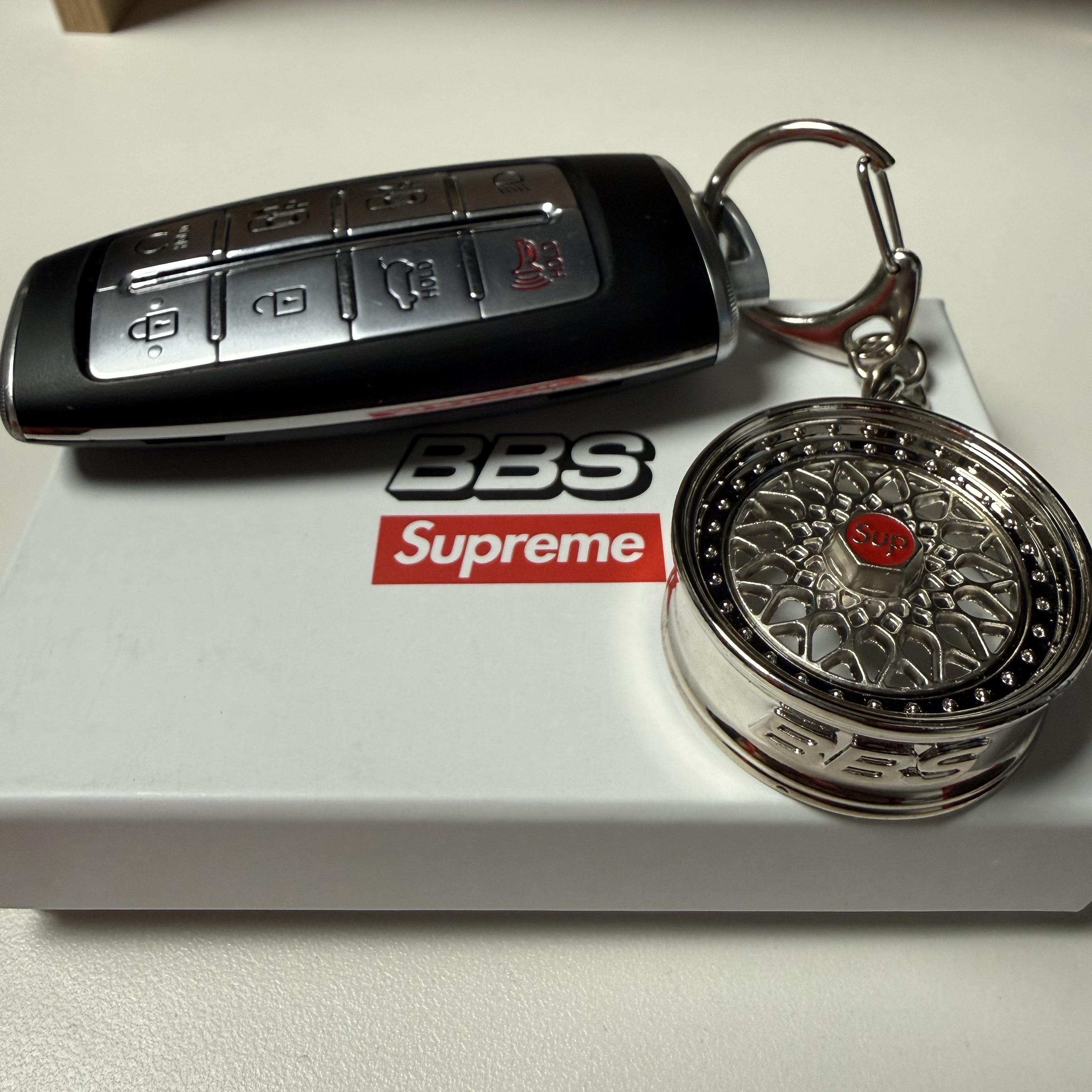 Supreme x BBS RS Rim Keychain Chrome - 25FW 착용 스타일