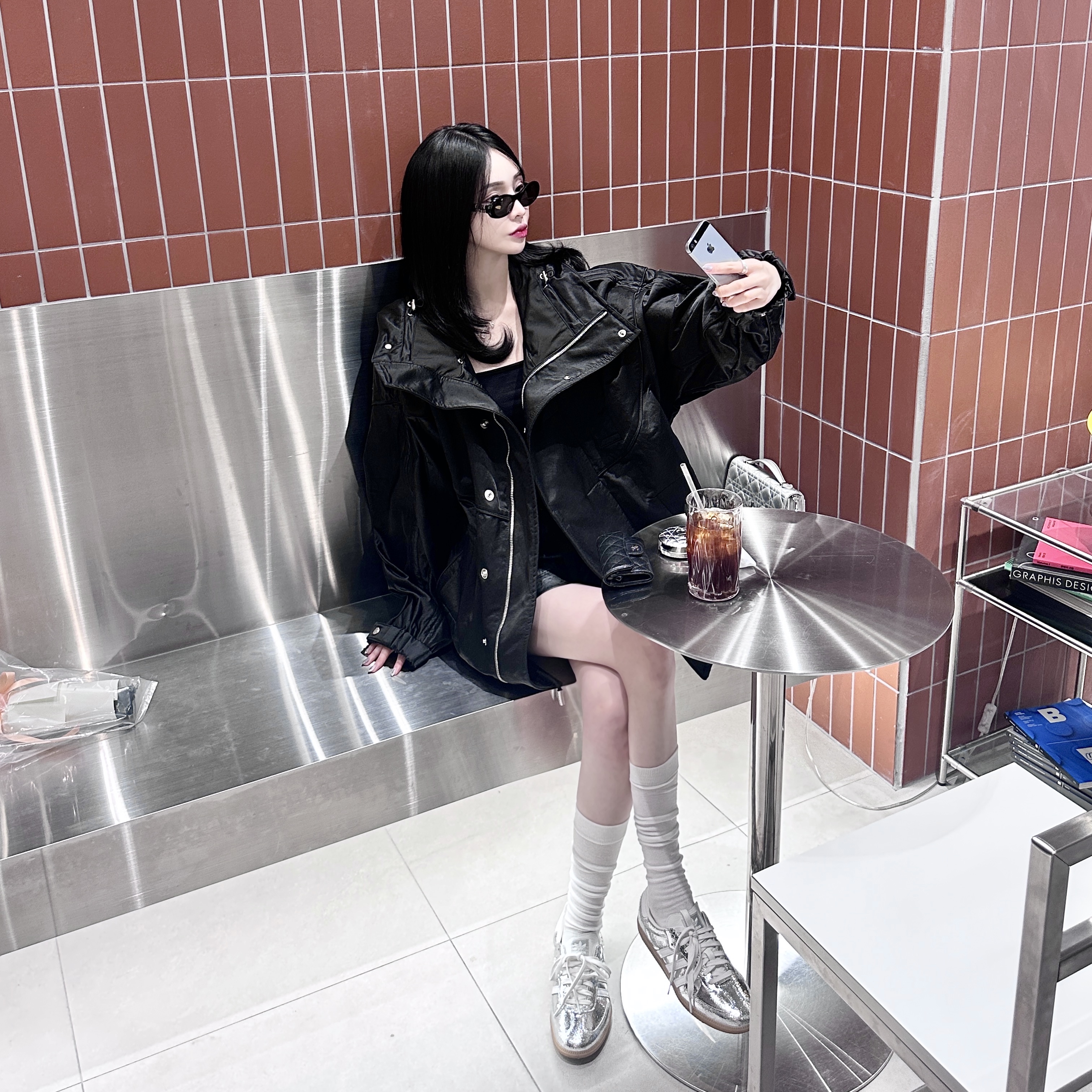 (W) Adidas Originals Samba OG Silver Metallic Cloud White, (W) Miu Miu Glimpse Sunglasses Slate Grey Lenses Black Acetate 착용 스타일 - 2