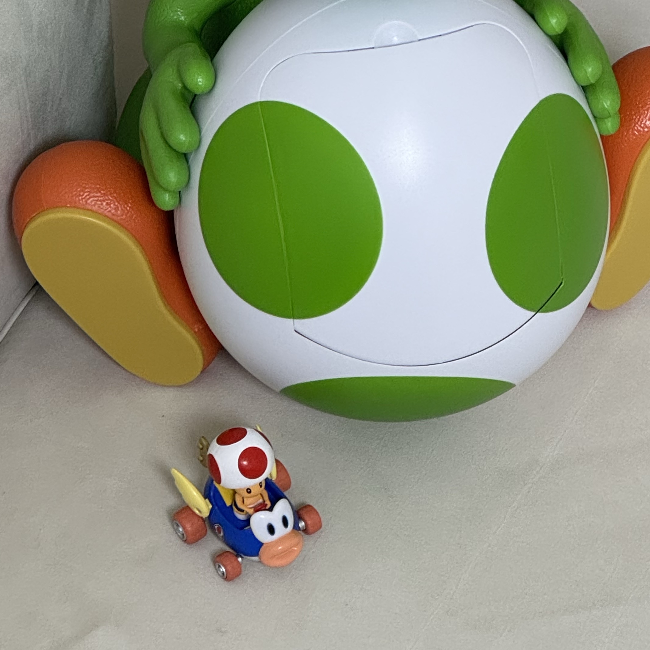 CGV x Super Mario Yoshi Popcorn Bucket 착용 스타일 - 3