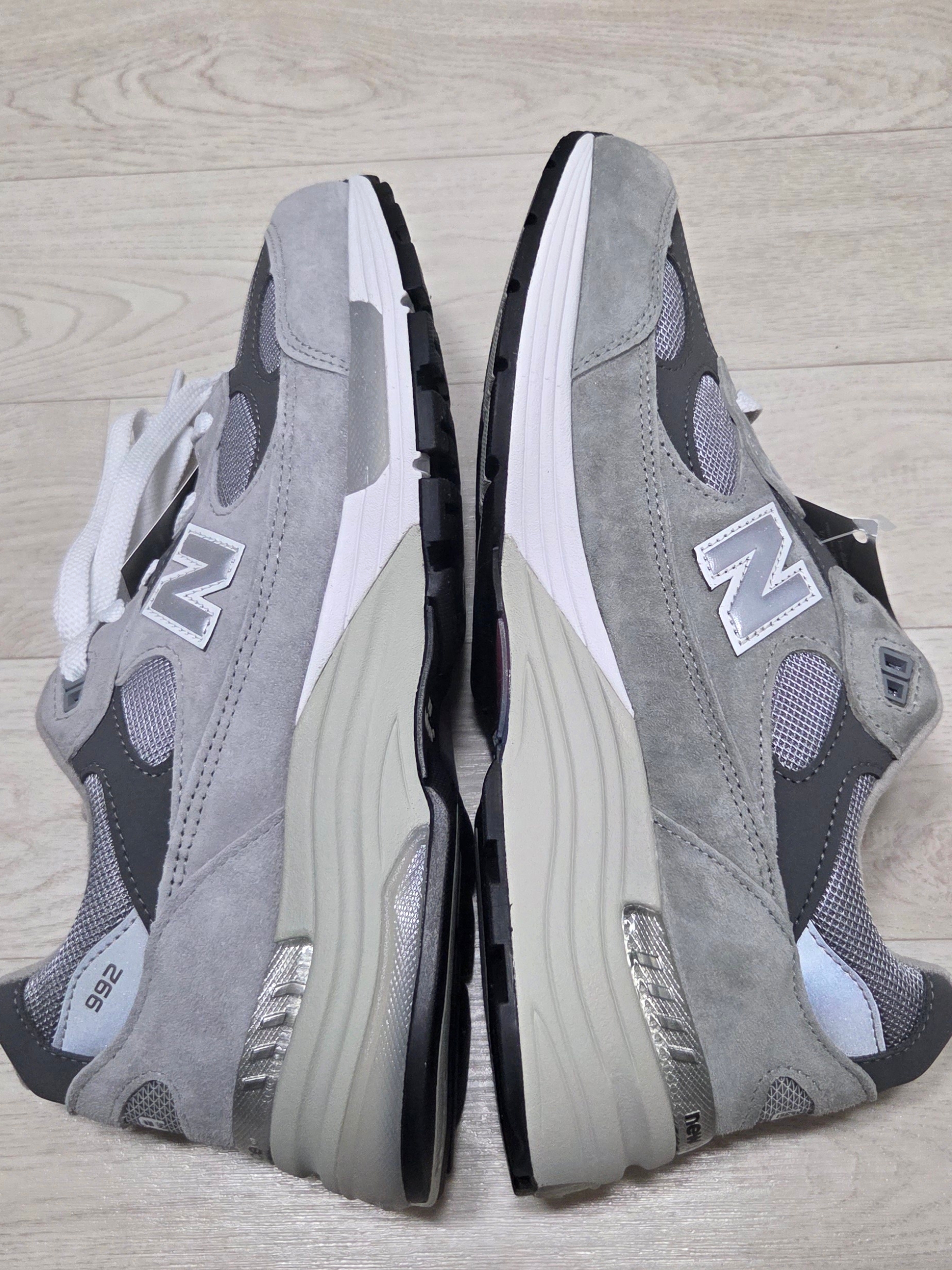New Balance 992 Made in USA Core Grey Silver Metallic, New Balance 992 Made in USA Core Black Grey 착용 스타일 - 1