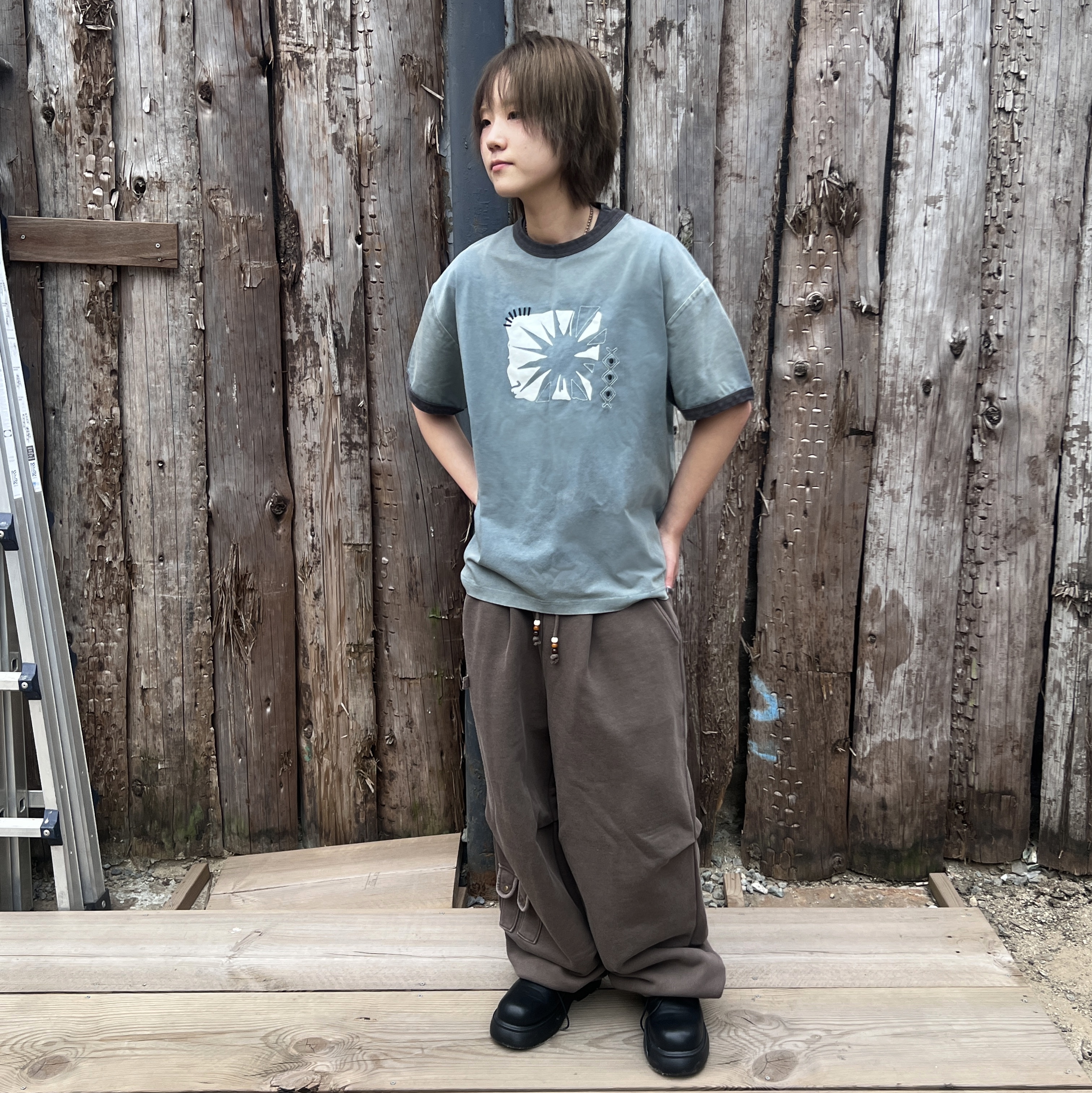 MAINBOOTH Sun Trace T-shirt TEAL Green 착용 스타일 - 1