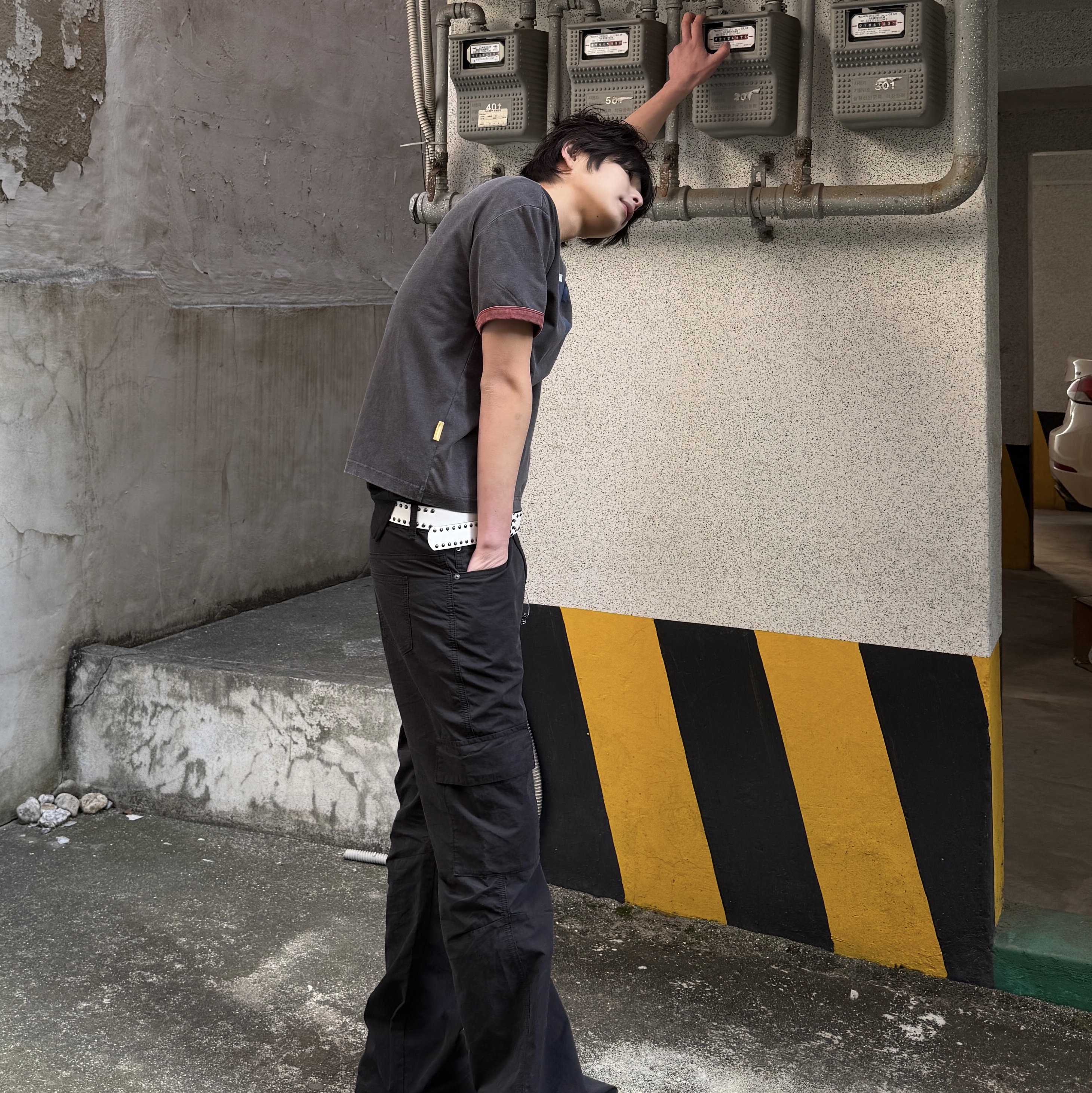 MAINBOOTH Sun Trace T-shirt Charcoal 착용 스타일 - 6