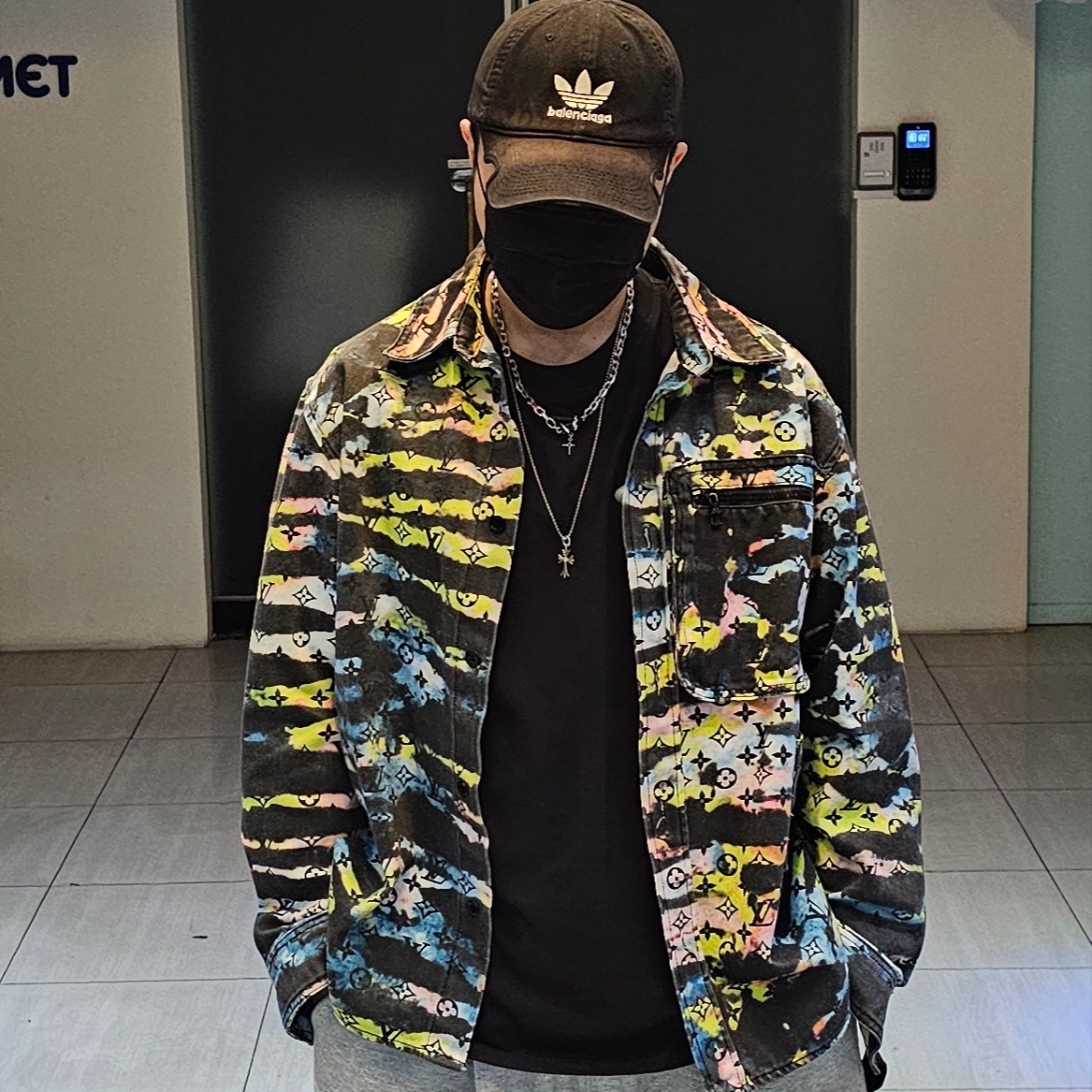 Louis Vuitton Printed Monogram Tie-Dye Denim Shirt Multicolor, Balenciaga x Adidas Cap Black 착용 스타일