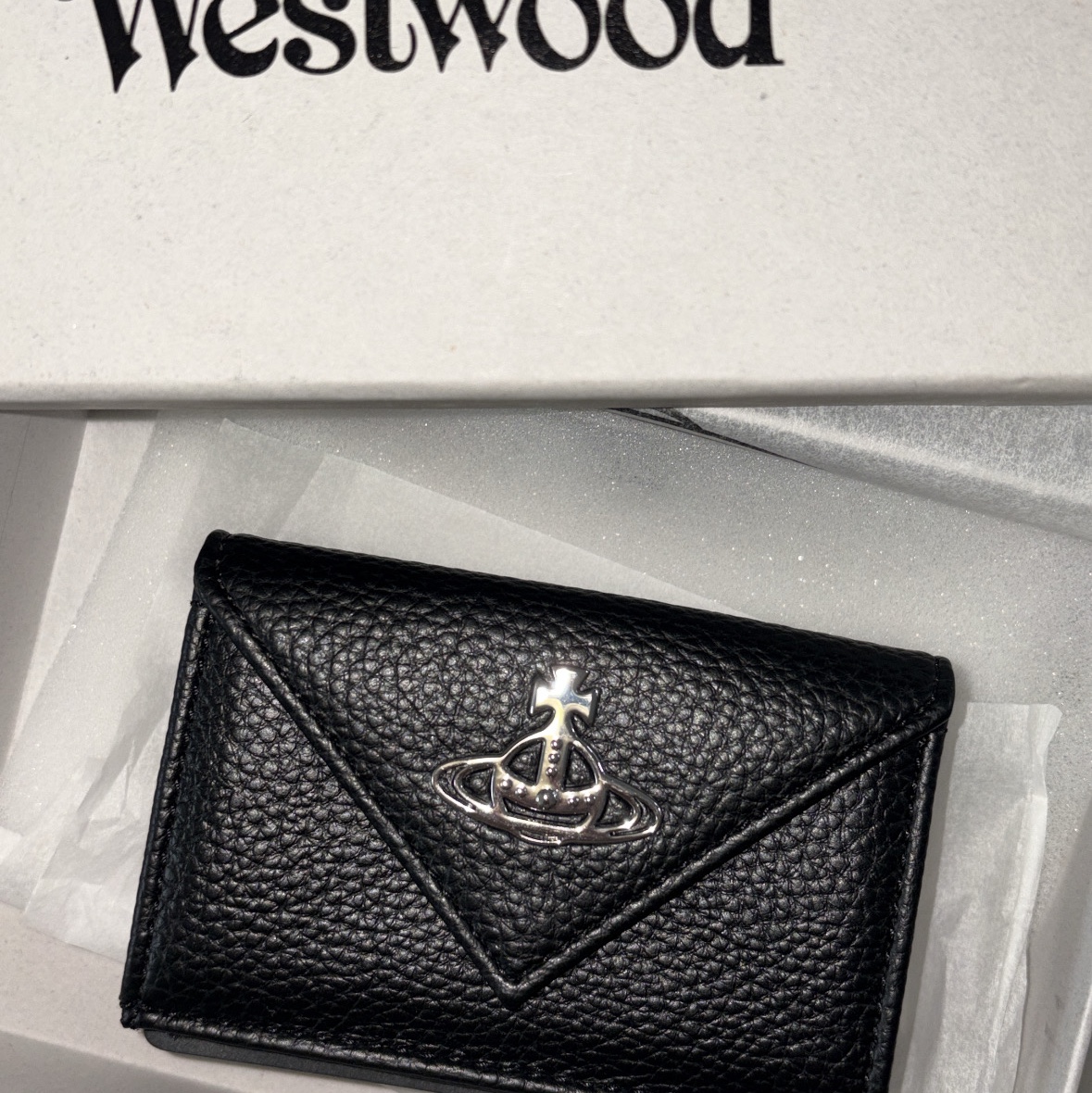 Vivienne Westwood Envelope Leather Bi-Fold Wallet Black 착용 스타일
