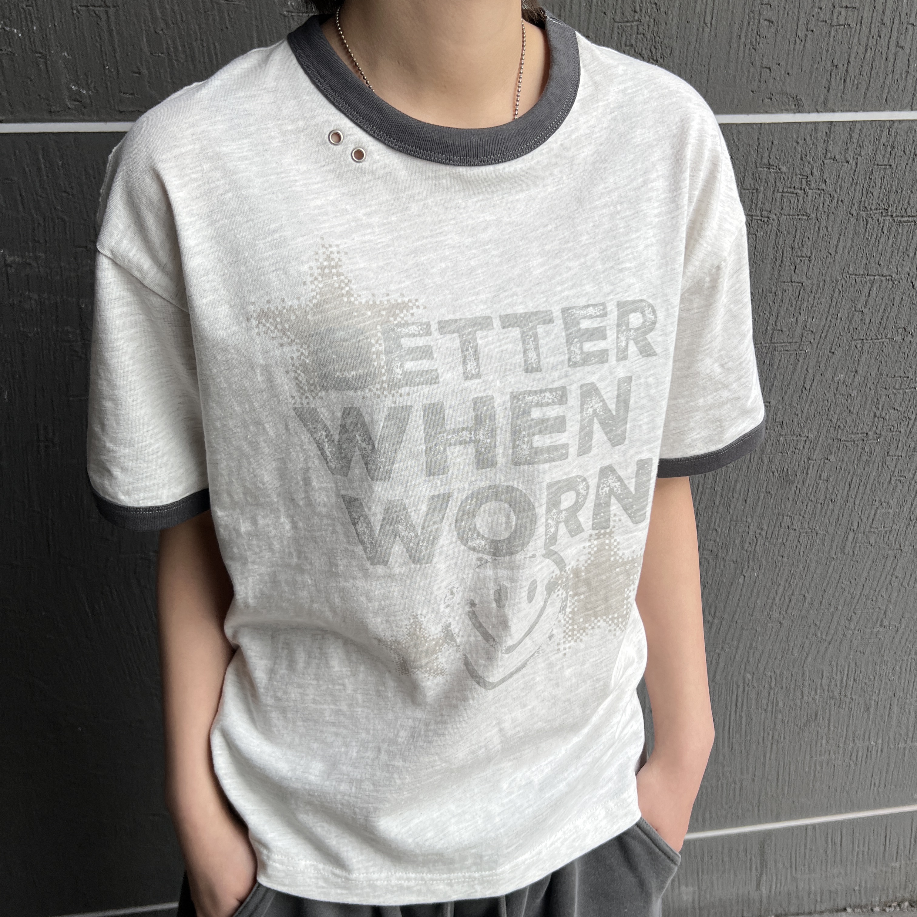 MAINBOOTH Better Smile T-shirt 1% Melange, MAINBOOTH Haze Sweat Shorts Charcoal 착용 스타일 - 2