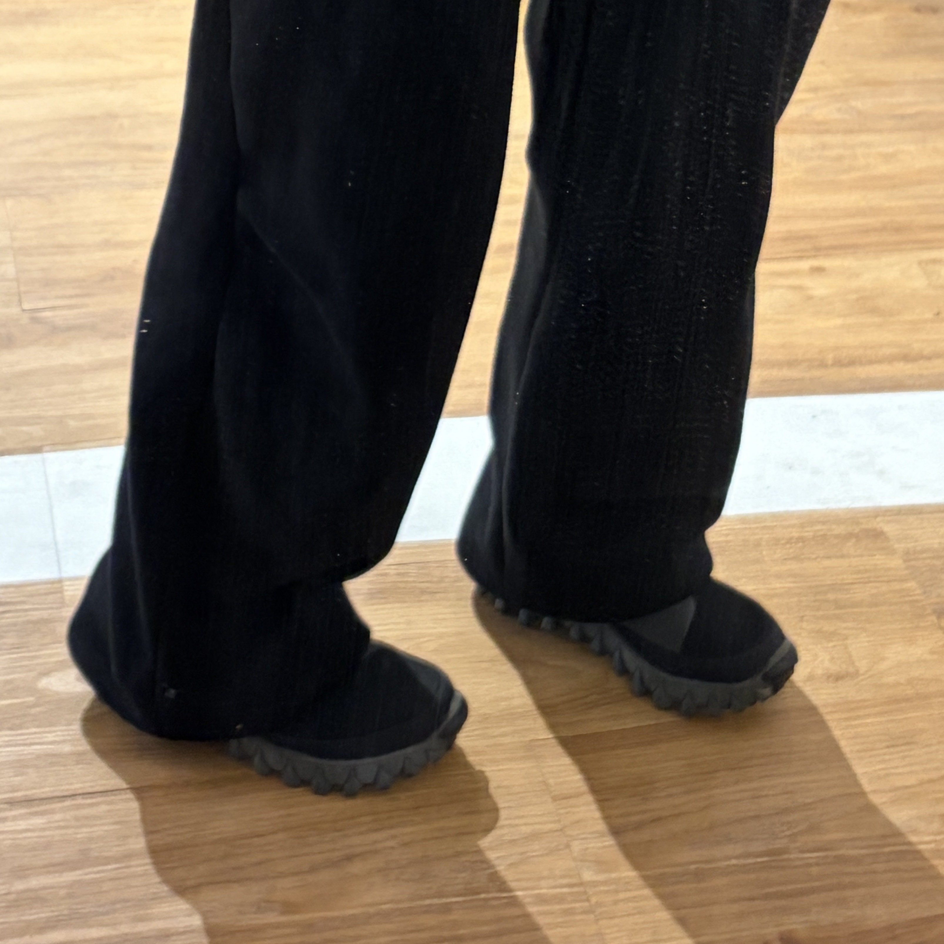 Salomon Snowclog Black Asphalt 착용 스타일