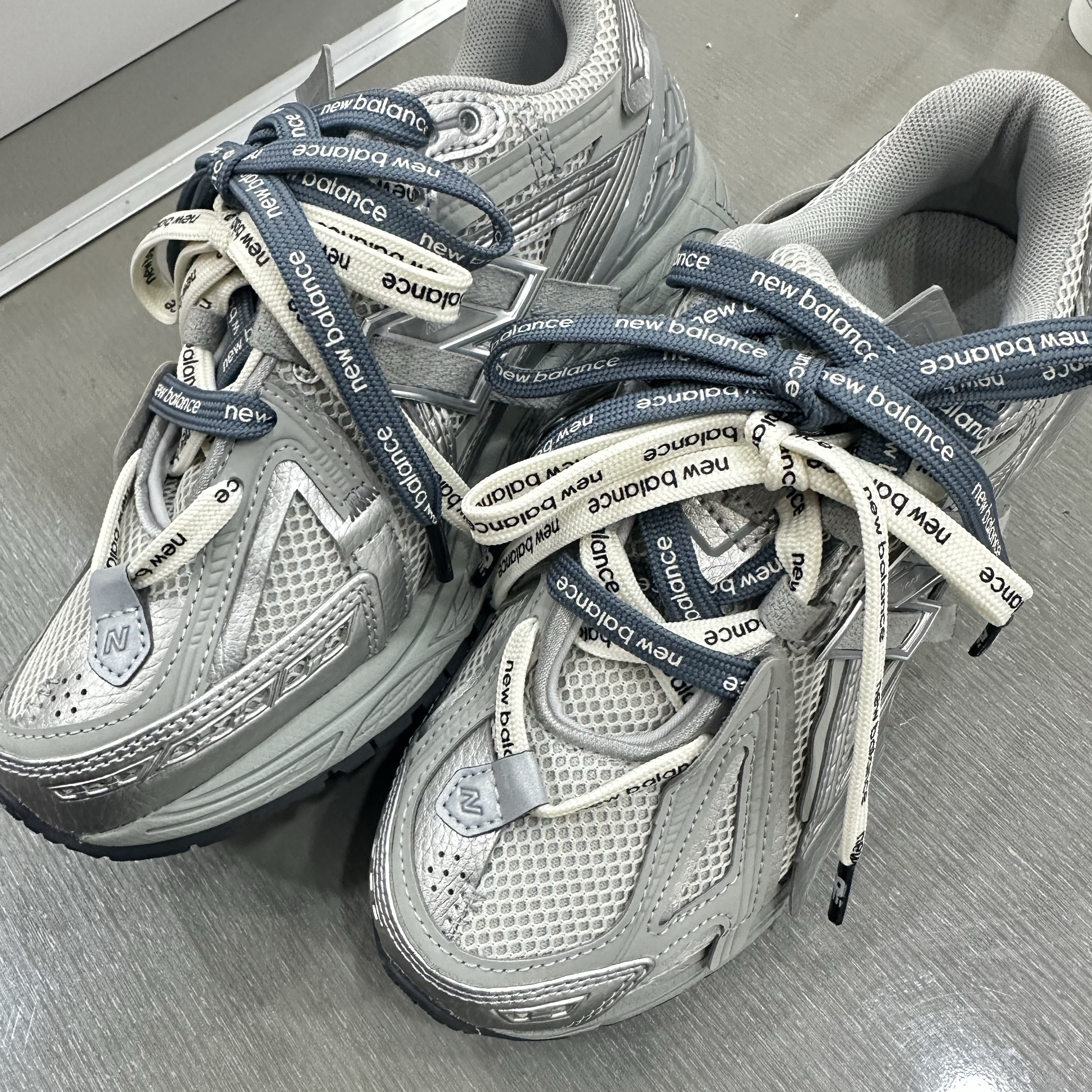 New Balance 1906A Concrete Silver Metallic 착용 스타일