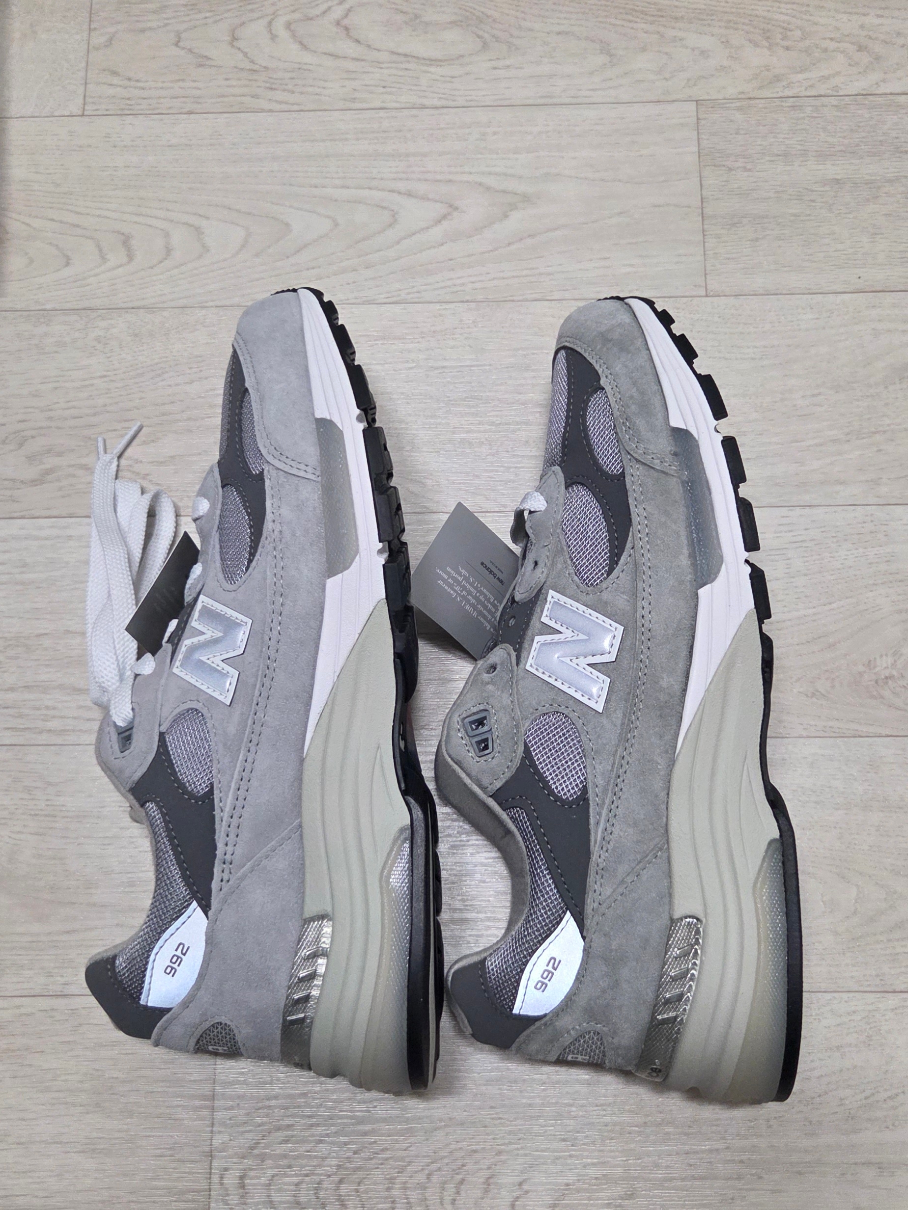 New Balance 992 Made in USA Core Grey Silver Metallic, New Balance 992 Made in USA Core Black Grey 착용 스타일 - 3