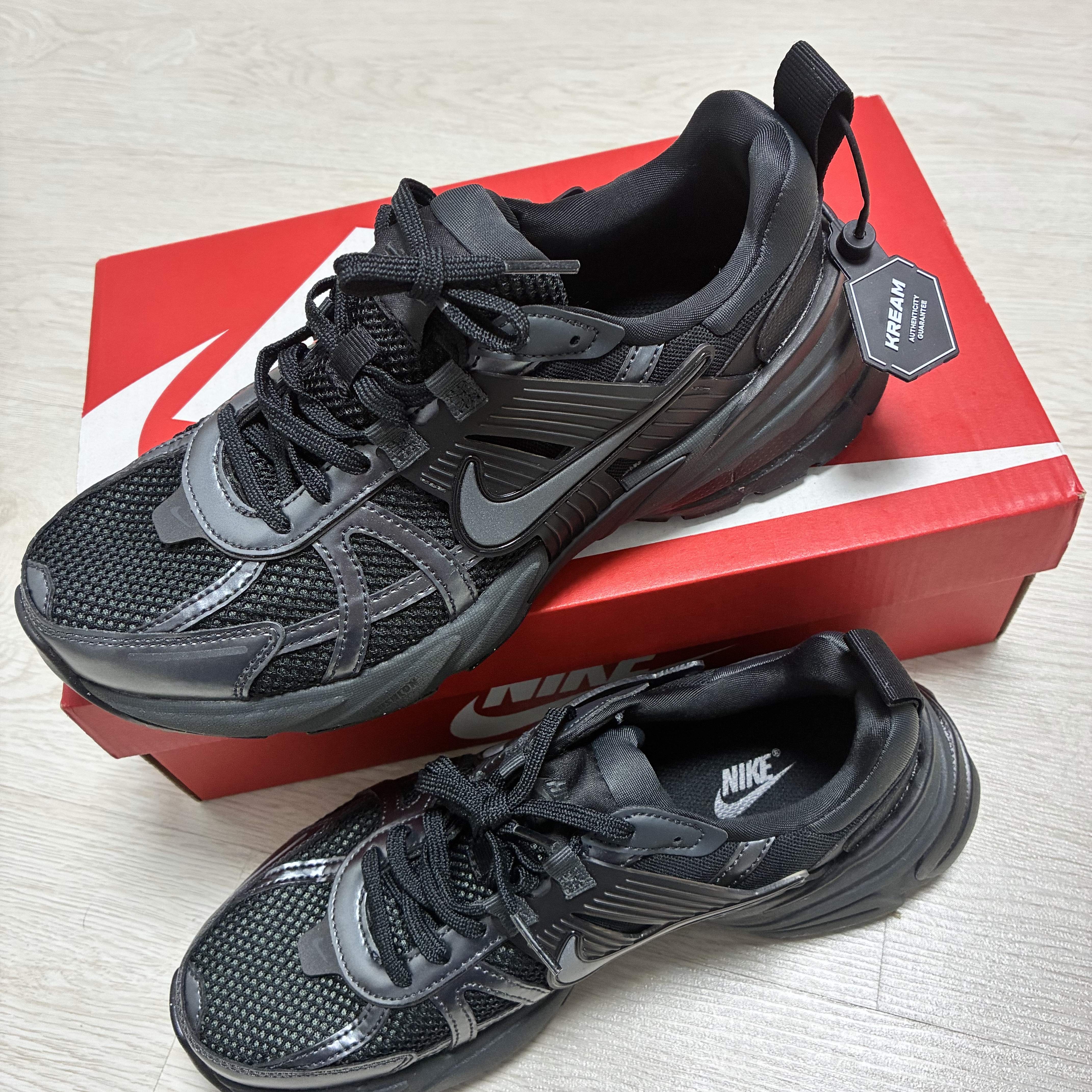 Nike V2K Run Black Anthracite 착용 스타일