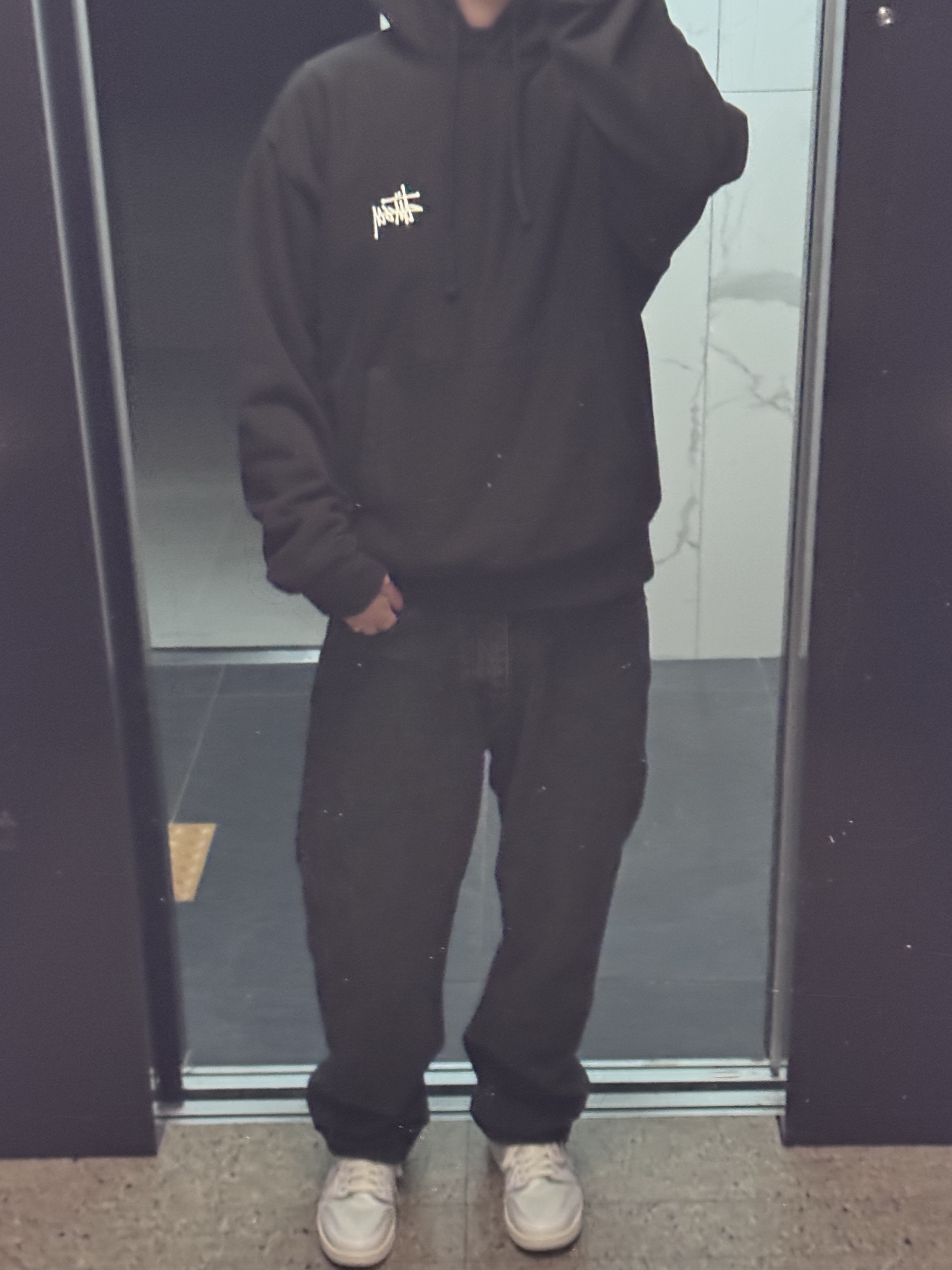 Jordan 1 x Virgil Abloh Archive Retro High Alaska White, Stussy Basic Stussy Hoodie Black 착용 스타일