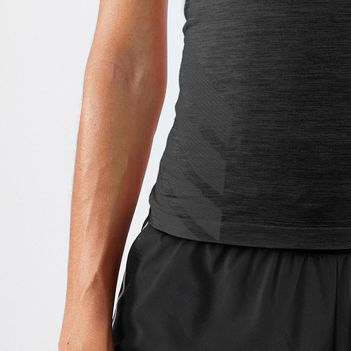데카트론 여성 러닝 심리스 반팔 티 컴포트 런 500 스모크 블랙(DECATHLON Women's Running Seamless Short-Sleeved T-Shirt Comfort Run 500 Smoke Black) - 6