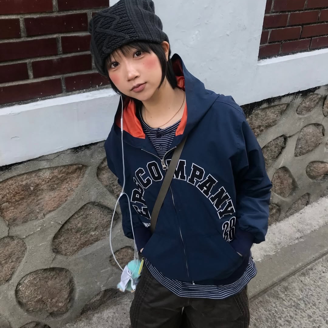 ersco Arch Logo Track Jacket Navy 착용 스타일 - 1