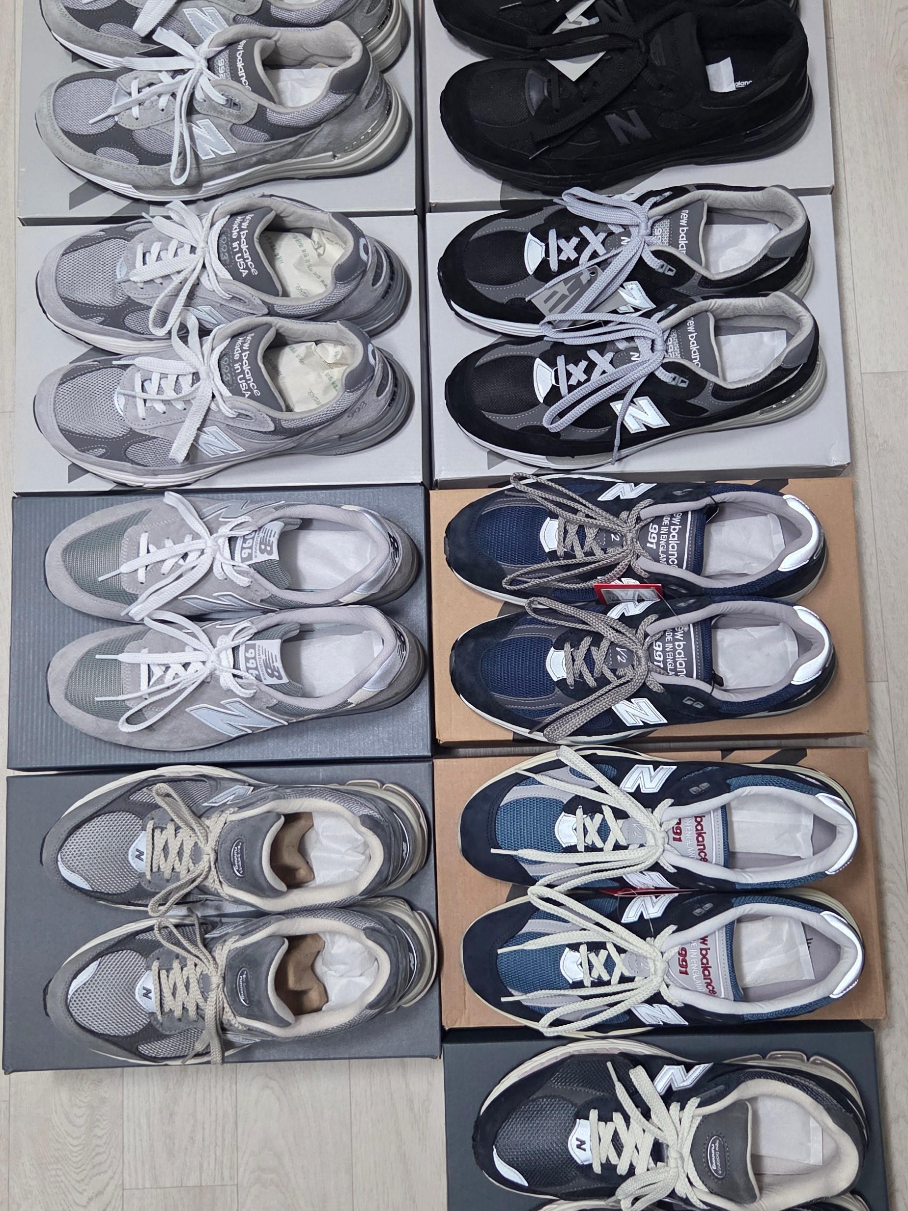 New Balance 992 Made in USA Core Grey Silver Metallic, New Balance 992 Made in USA Core Black Grey 착용 스타일 - 5