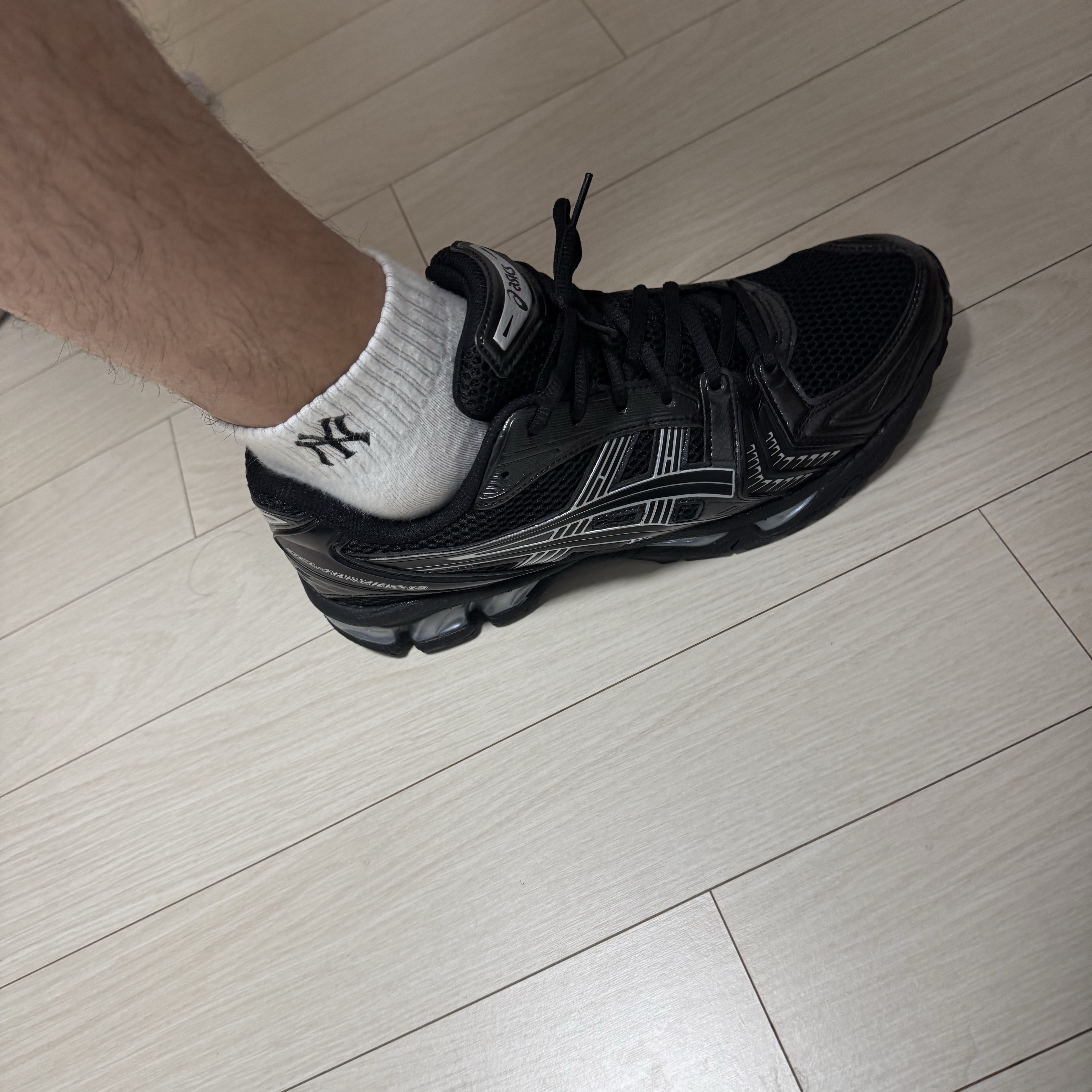Asics Gel-Kayano 14 Black Pure Silver 착용 스타일 - 1