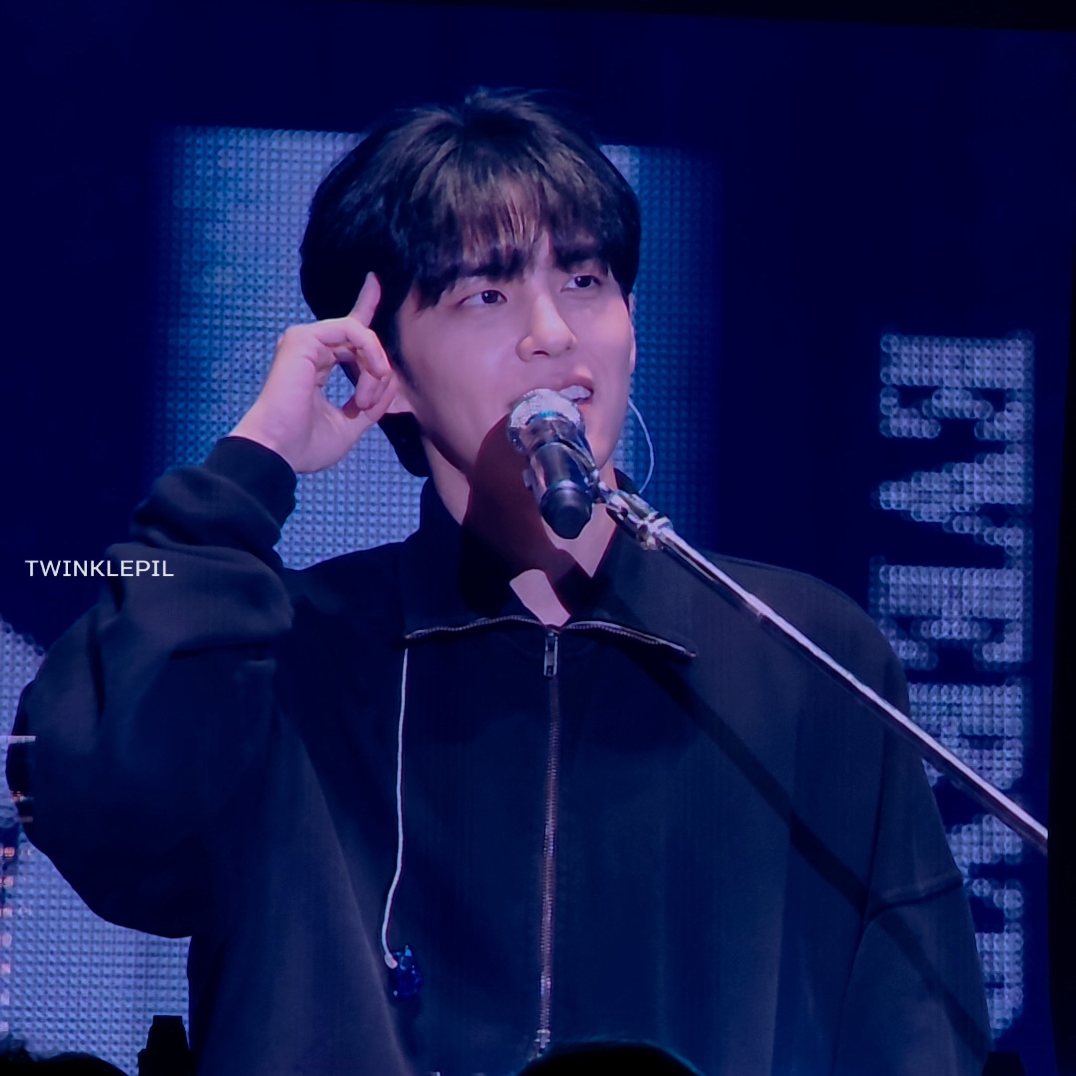 Undermycar Vintage Waving Zip Slim Fit Zip-Up Black 착용 스타일 - 1