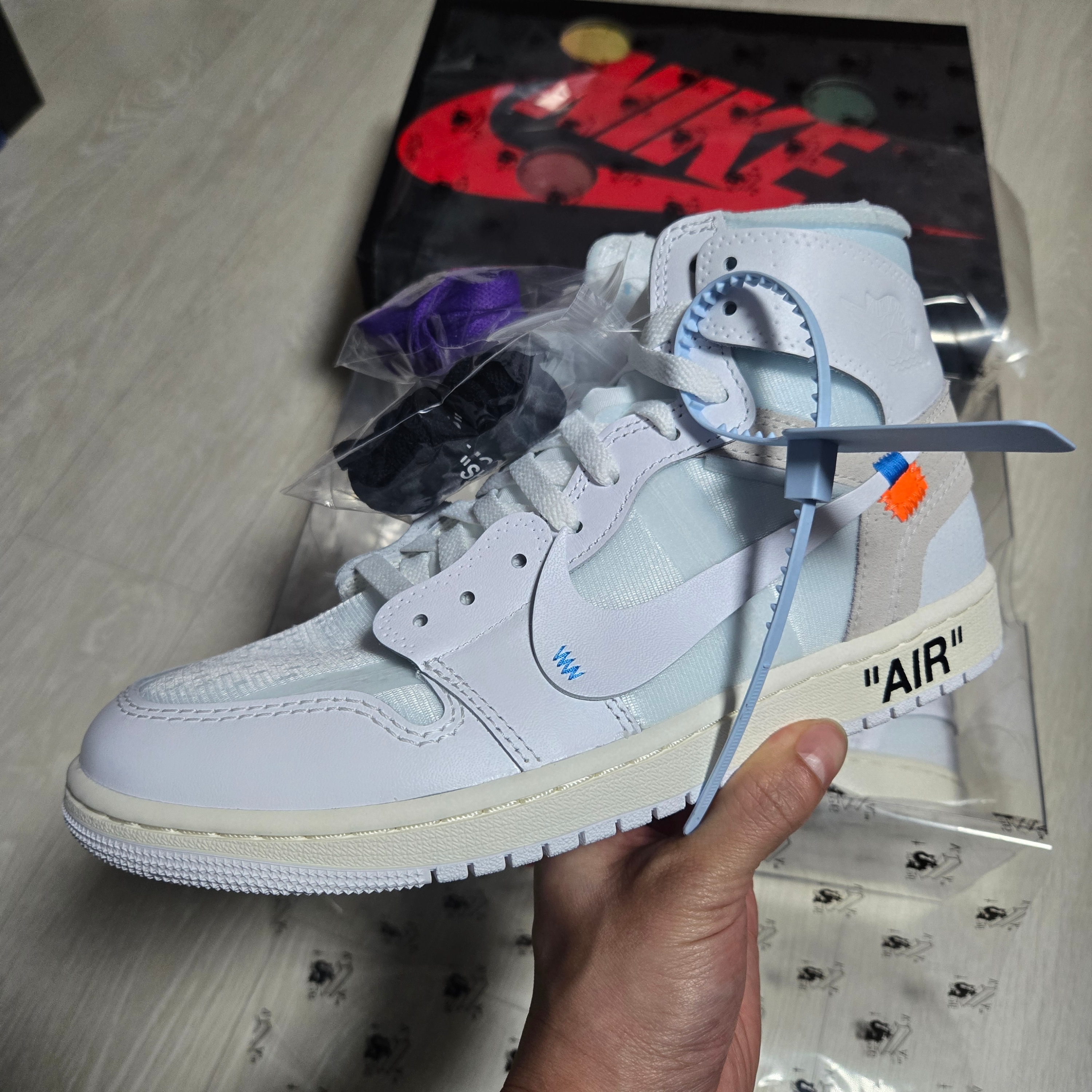 Jordan 1 x Virgil Abloh Archive Retro High Alaska White 착용 스타일 - 1