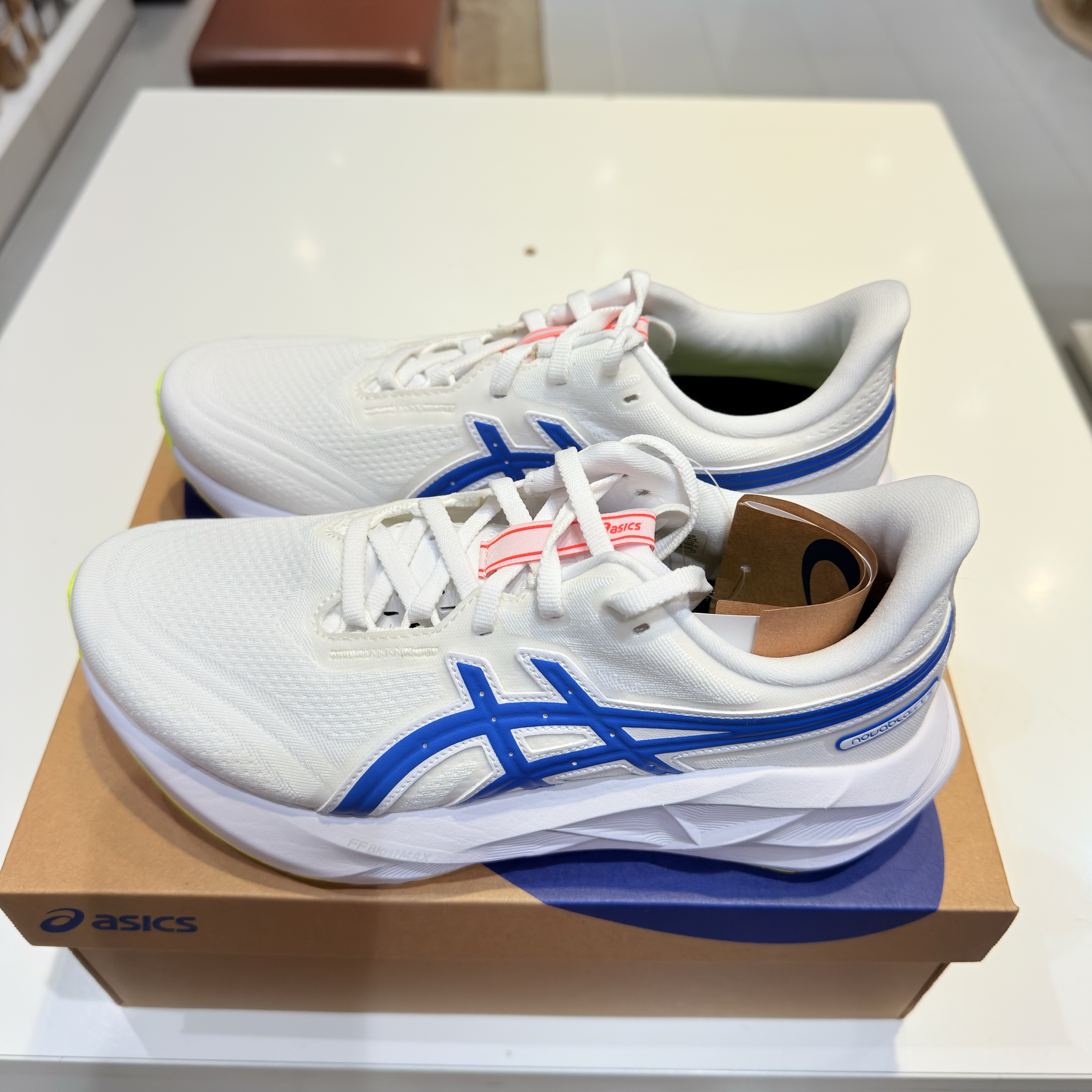 Asics Novablast 5 White Tuna Blue 착용 스타일 - 2