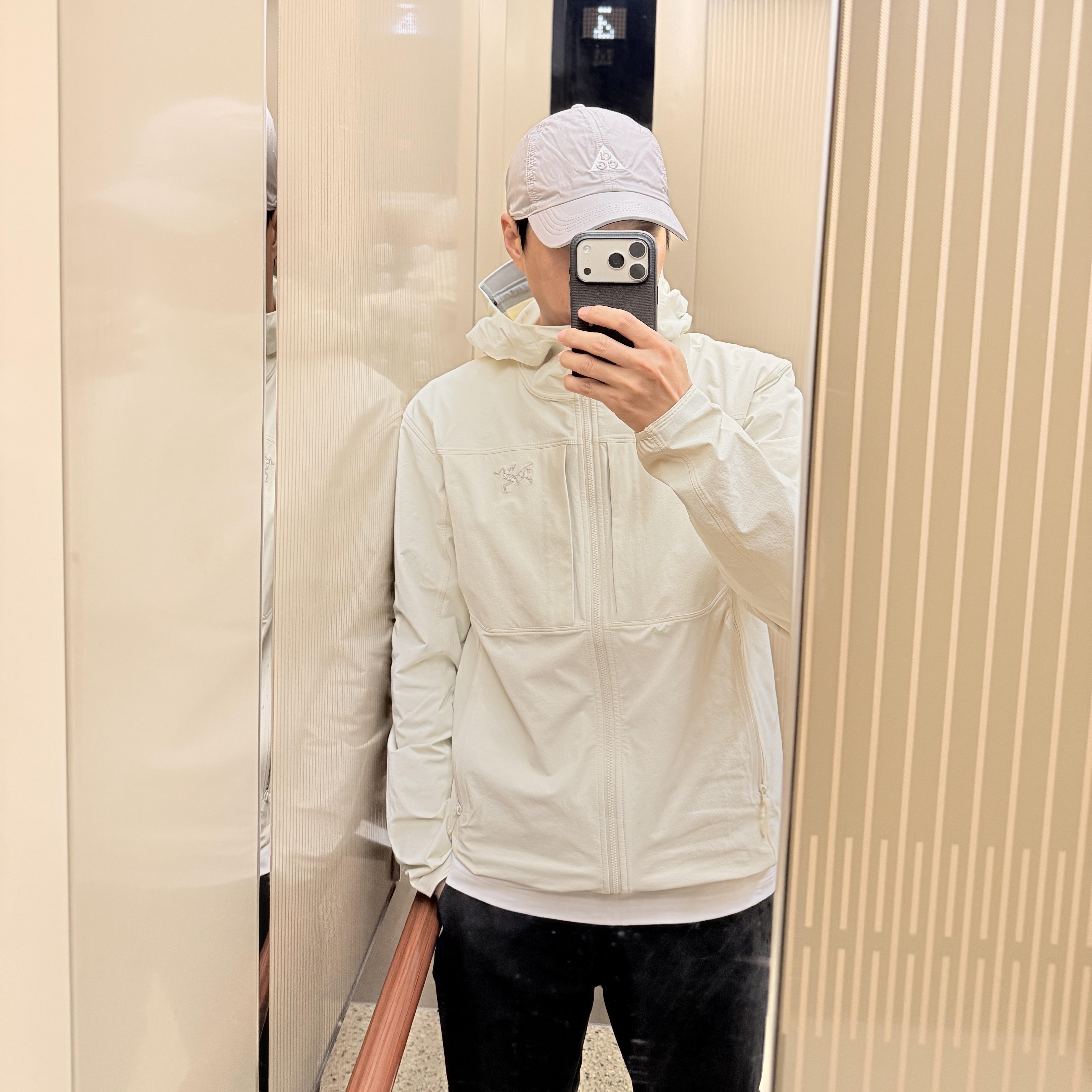 Arc'teryx Gamma Hoody Sea Salt, Nike ACG Dri-Fit Club Trail Cap College Grey 착용 스타일 - 1