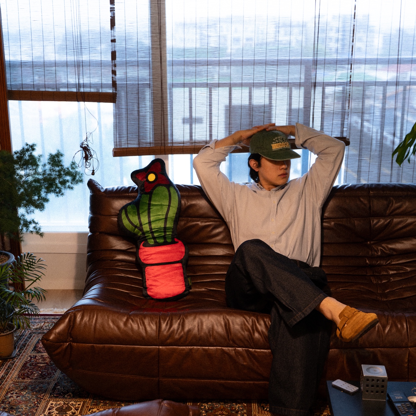 [SAMBYPEN X SAY TOUCHE] ‘LAZY’ Mini Rug, [SAMBYPEN X SAY TOUCHE] 'CACTUS' Cushion 착용 스타일 - 2