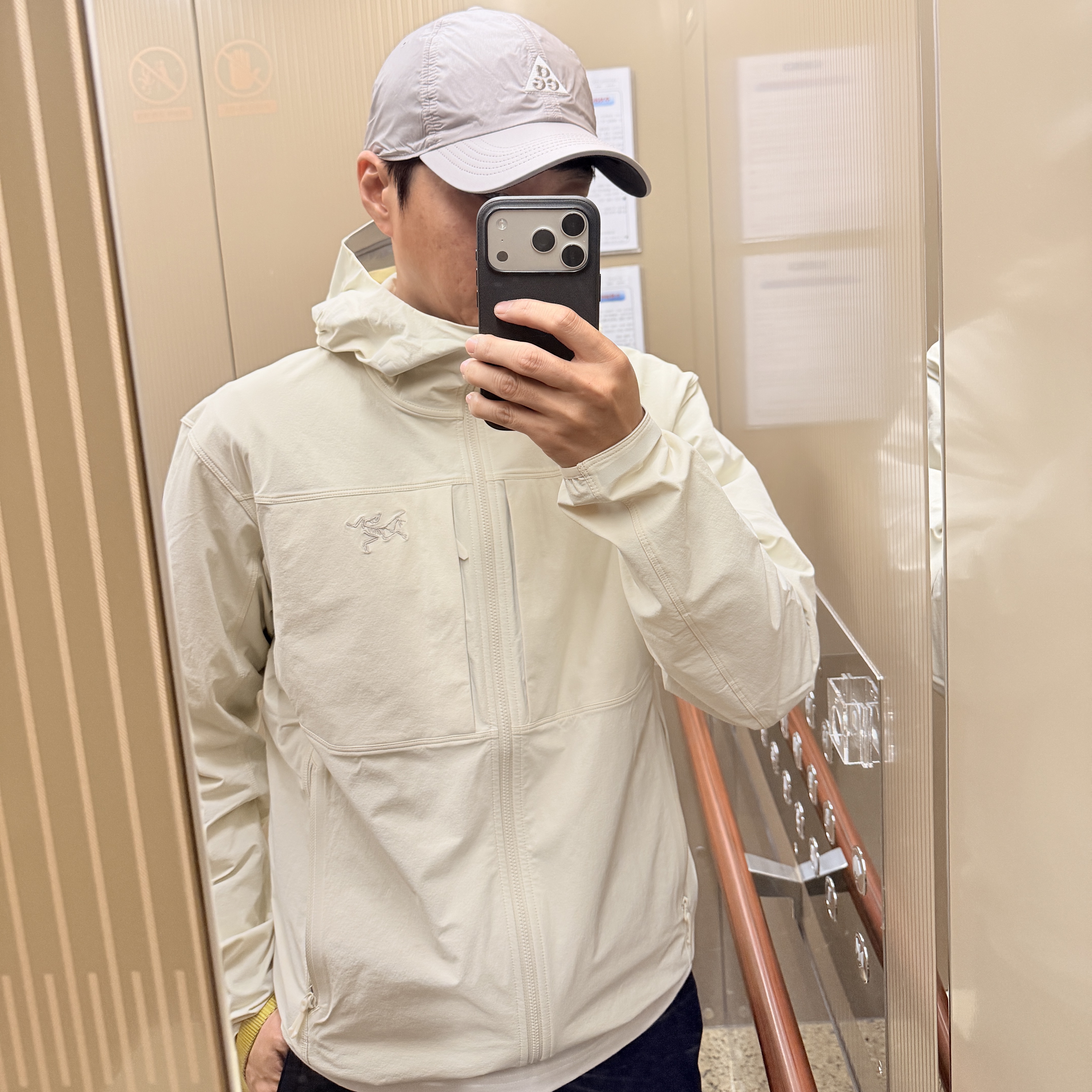 Arc'teryx Gamma Hoody Sea Salt, Nike ACG Dri-Fit Club Trail Cap College Grey 착용 스타일 - 2
