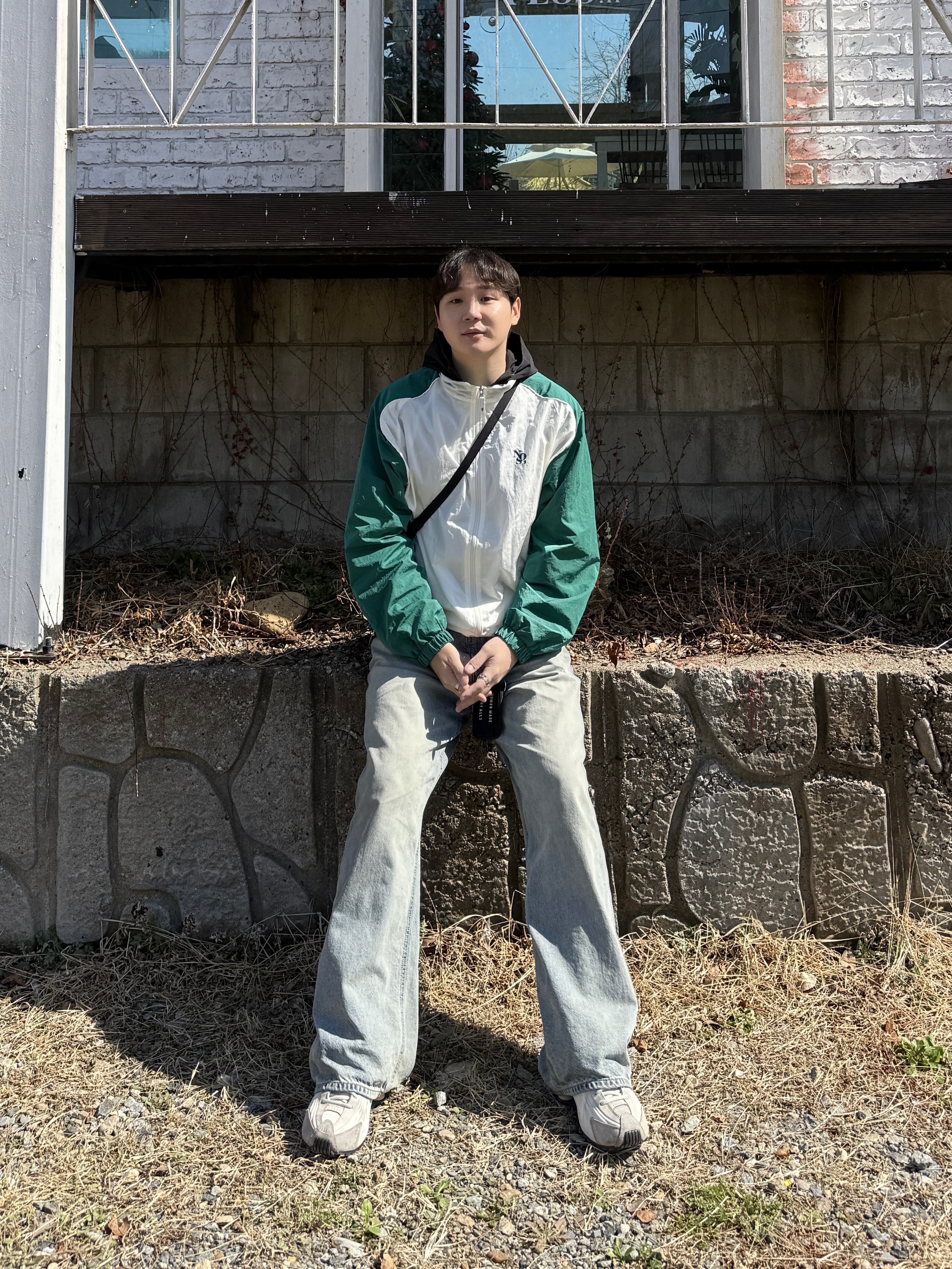 NOS7 Side Color Combination Windbreaker Green Ivory, Nike Shox R4 PRM Light Iron Ore and Phantom 착용 스타일 - 1