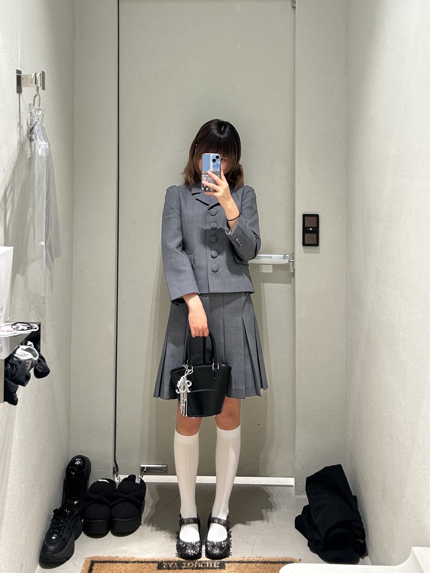 Self Portrait Women Leather Charm Tote Bag Black - 25FW, Melissa x Susan Fang Women Luna Bloom Sporty Ballerina Clear Black - 26SS 착용 스타일 - 1