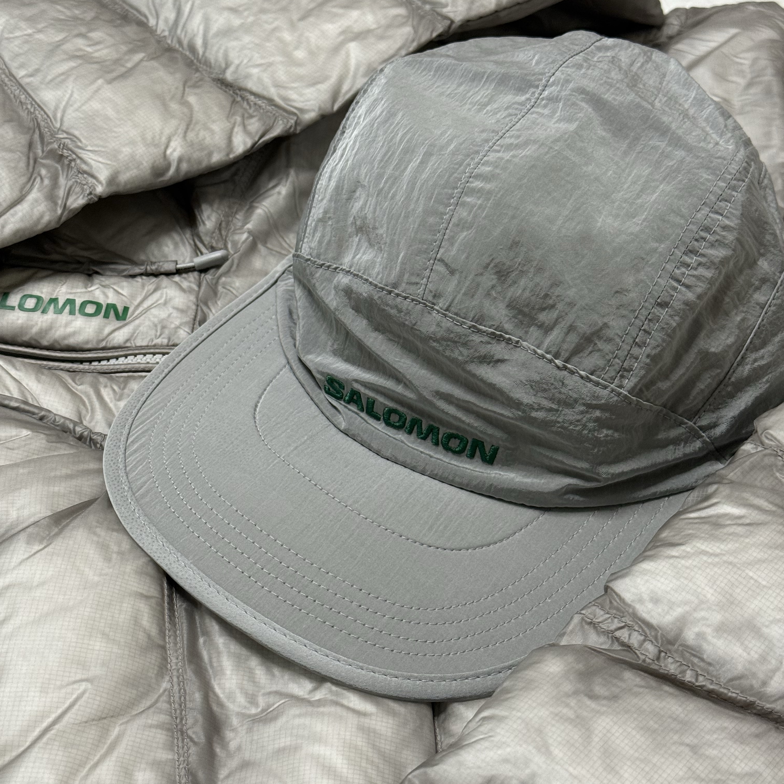 Salomon UNI Cross Insulation Jacket Light Grey, Salomon Chrome Wide Brim Cap Light Grey 착용 스타일 - 2