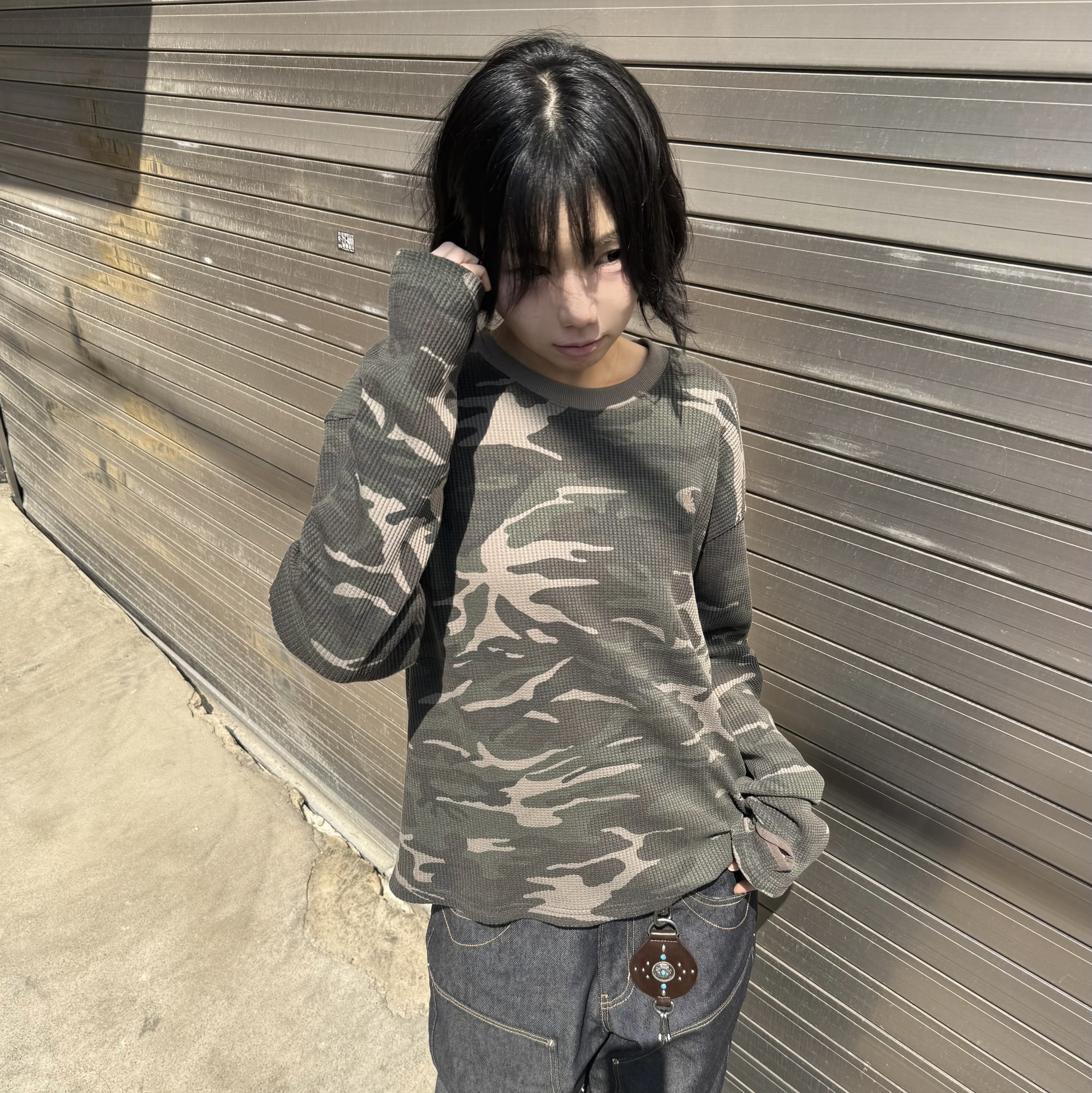 SLOW RECORD HOUSE Fingerhole Crop Long Camo Khaki 착용 스타일 - 3