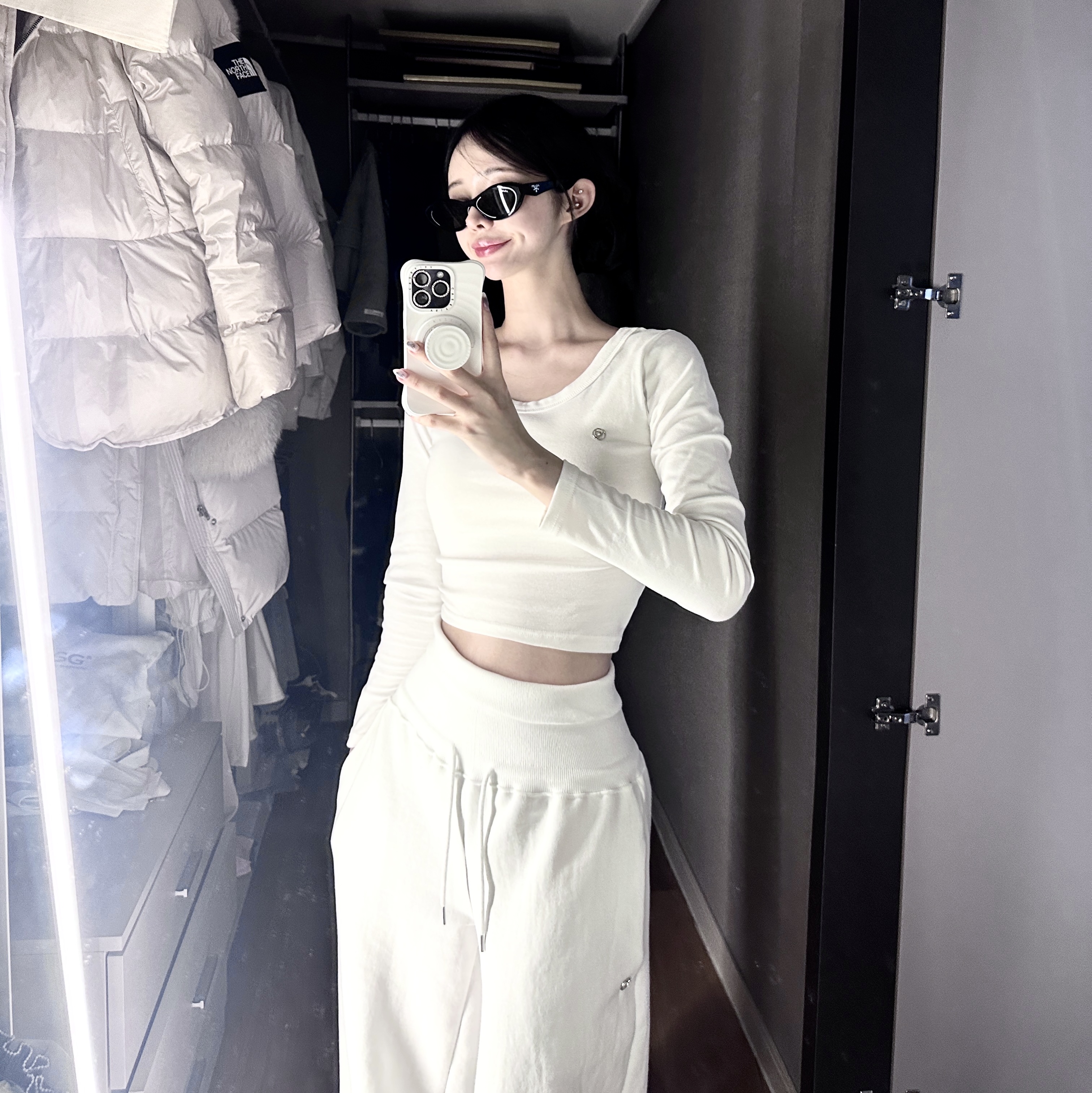 Prada Symbole Sunglasses Slate Gray Lenses Alternative fit, SONGZIO COLLECTION Polyptych Embroidered Denim Shirt Black 착용 스타일 - 1
