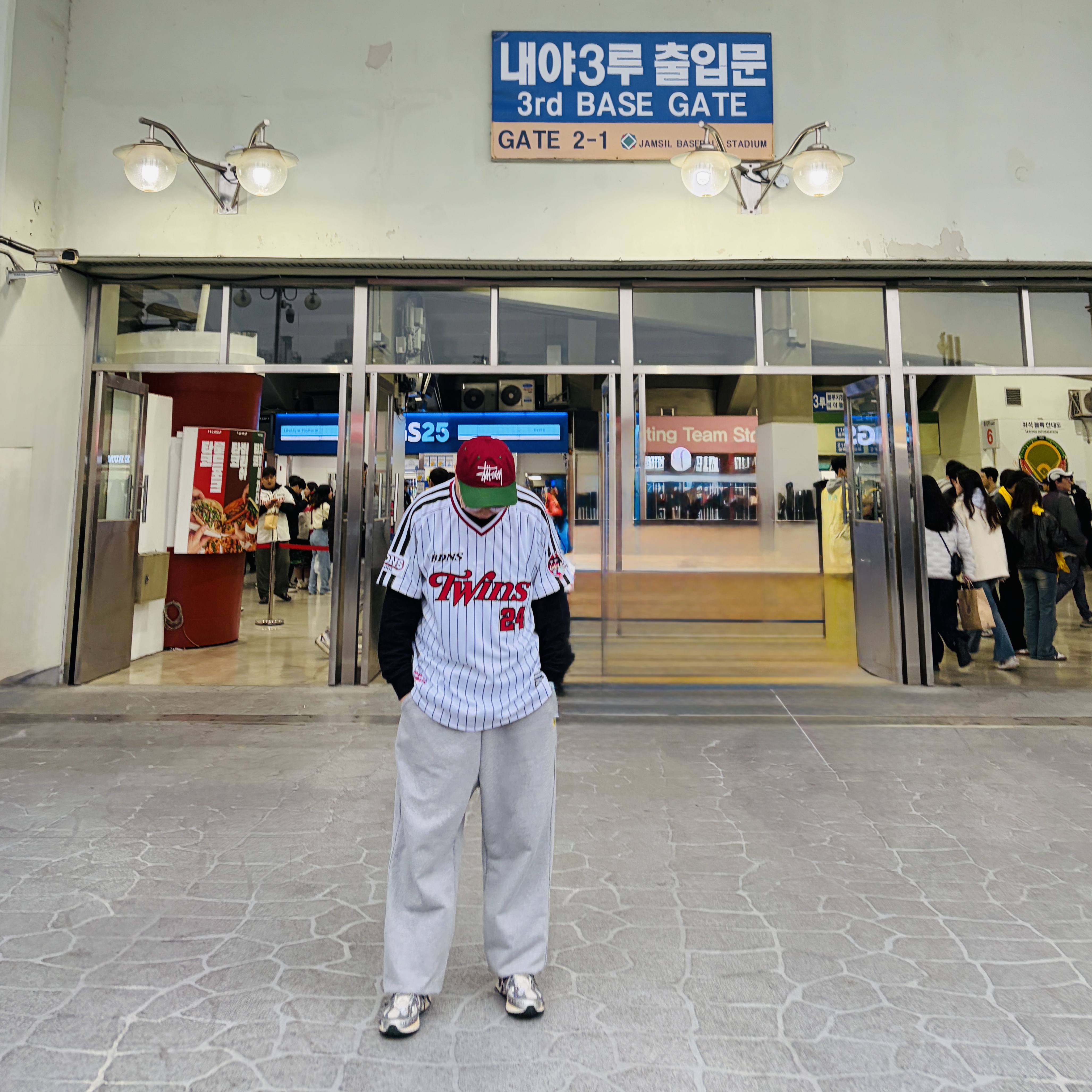 Stussy Low Profile Big Basic Snapback Maroon, BDNS x LG TWINS Classic Logo Stripe Baseball Jersey White (Non Marking Ver.) 착용 스타일 - 1