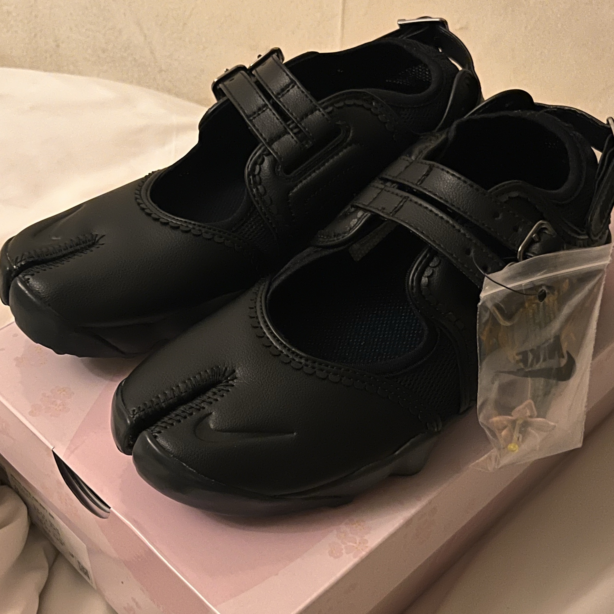 (W) Nike Air Rift Breathe Strap Black 착용 스타일 - 2