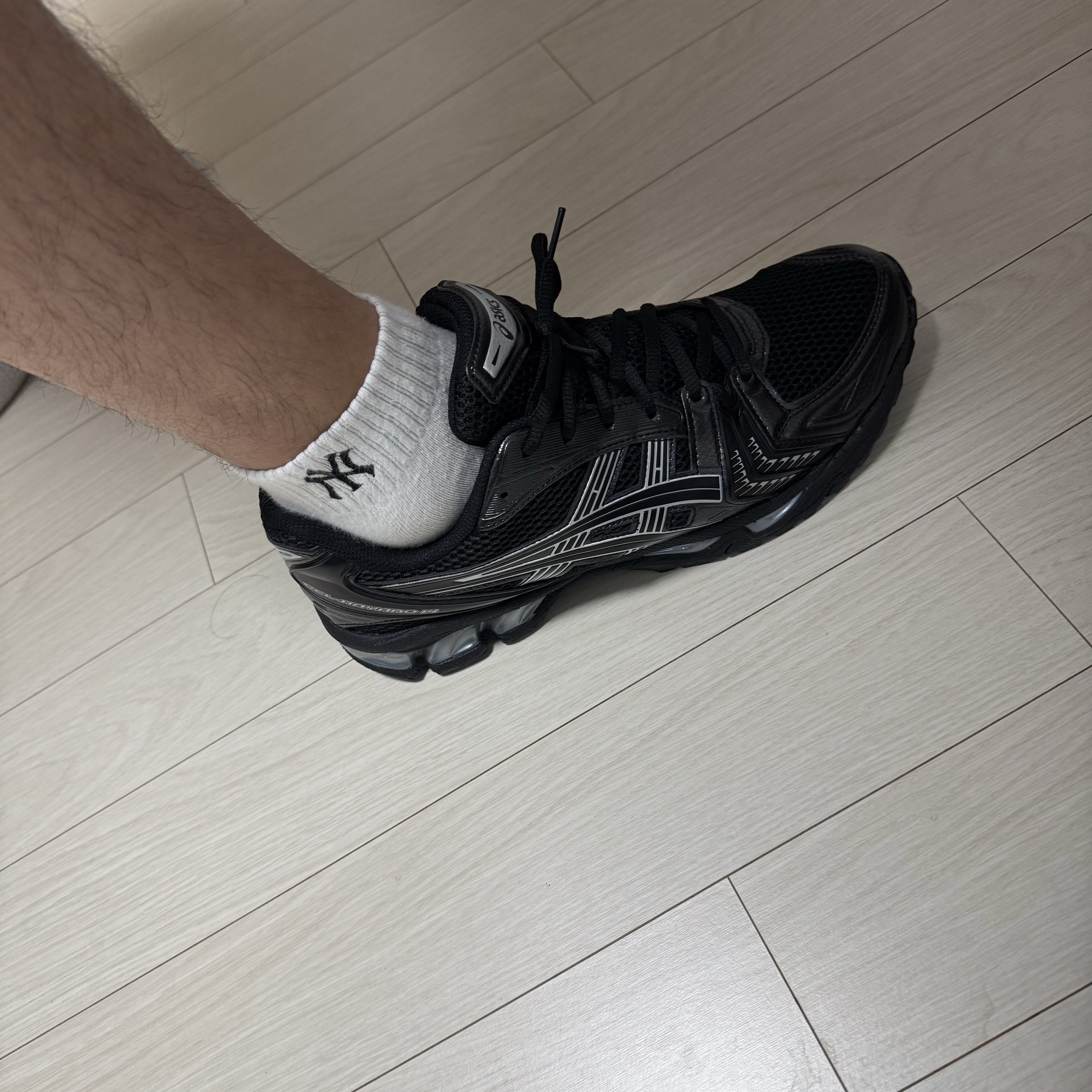 Asics Gel-Kayano 14 Black Pure Silver 착용 스타일 - 2
