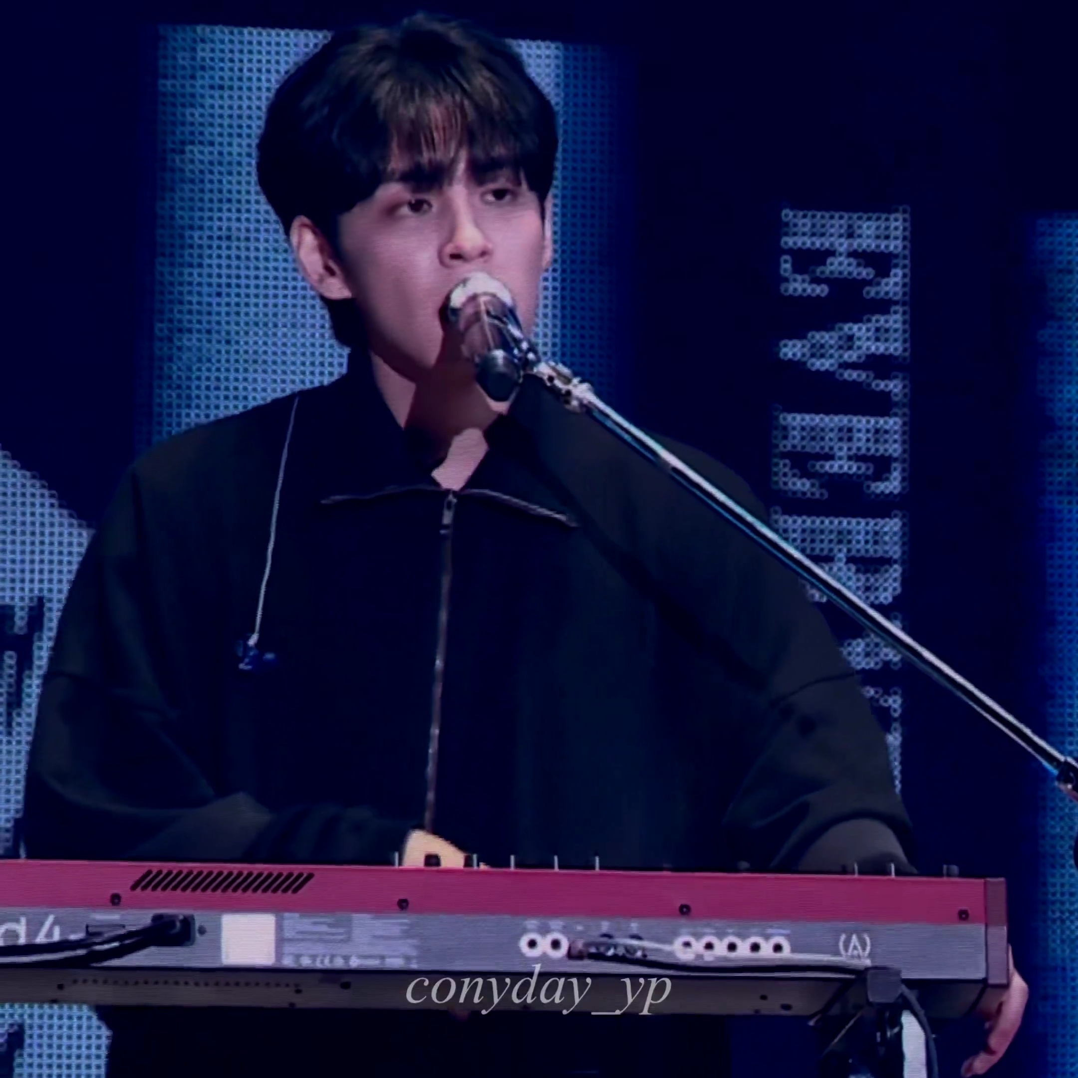 Undermycar Vintage Waving Zip Slim Fit Zip-Up Black 착용 스타일 - 2