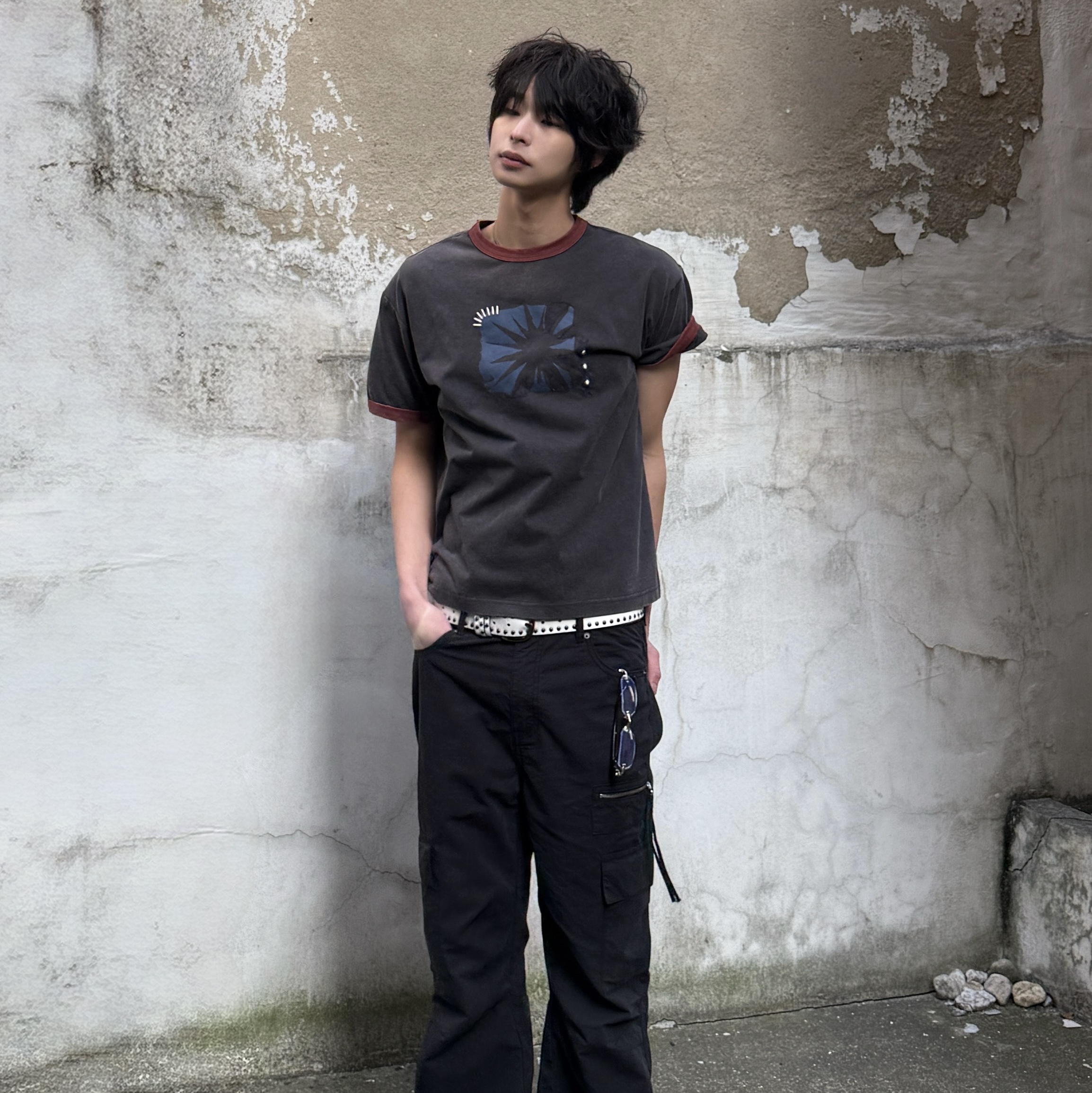 MAINBOOTH Sun Trace T-shirt Charcoal 착용 스타일 - 1