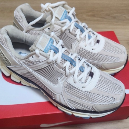 (W) Nike Zoom Vomero 5 Oatmeal 착용 스타일