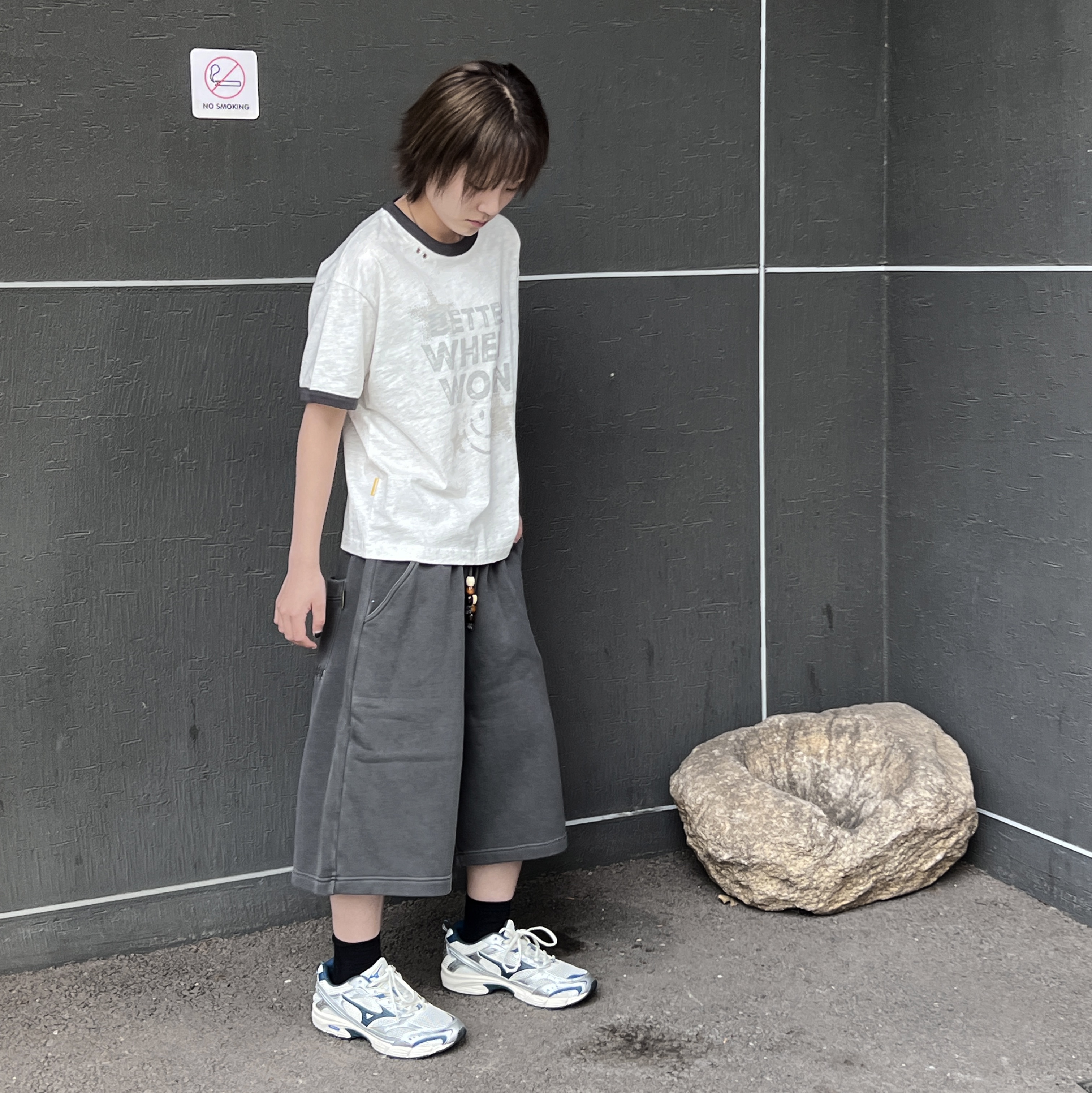 MAINBOOTH Better Smile T-shirt 1% Melange, MAINBOOTH Haze Sweat Shorts Charcoal 착용 스타일 - 1