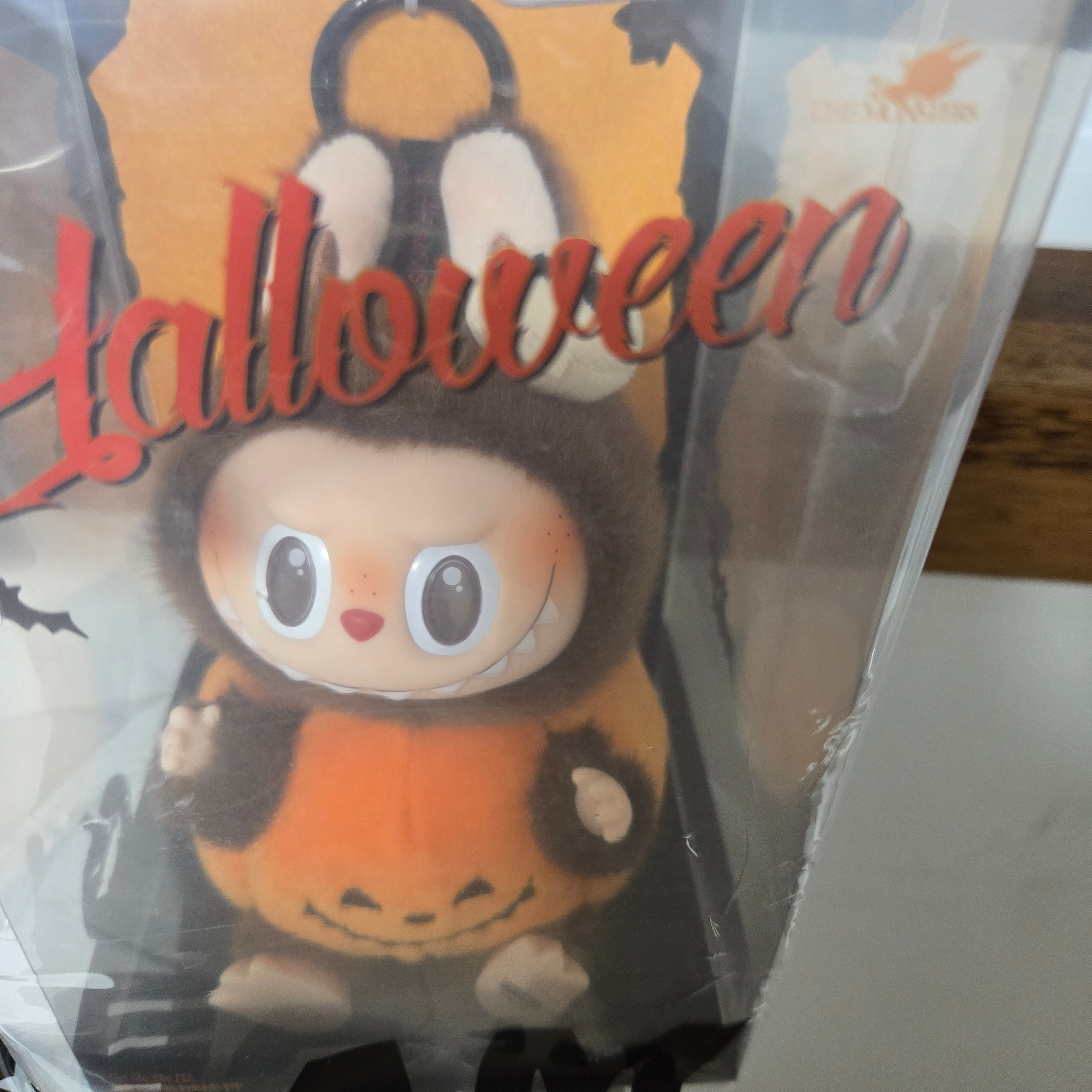 Pop Mart Labubu Halloween Party Series Pumpkin Toy Keyring 착용 스타일