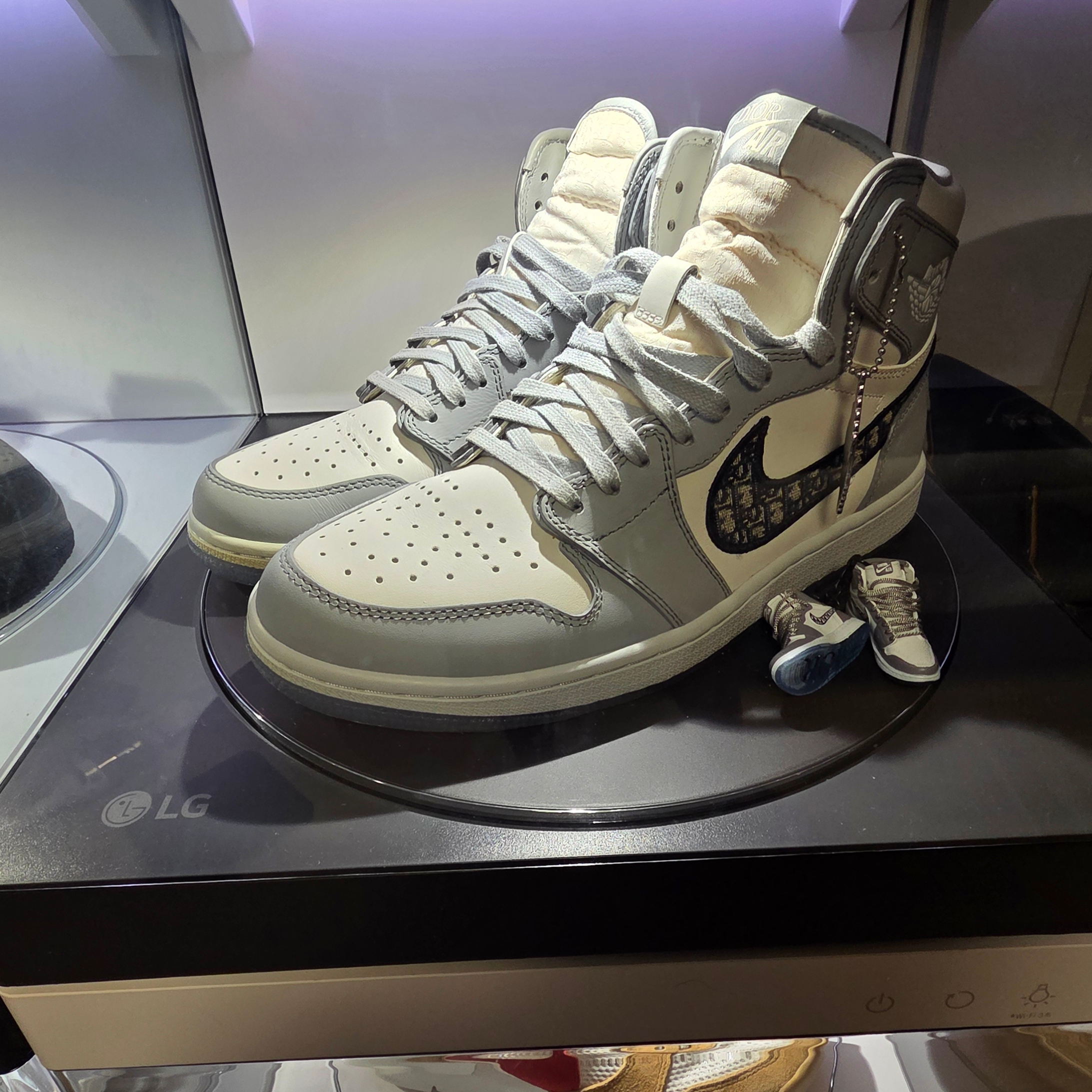 Jordan 1 x Dior High OG 착용 스타일 - 1