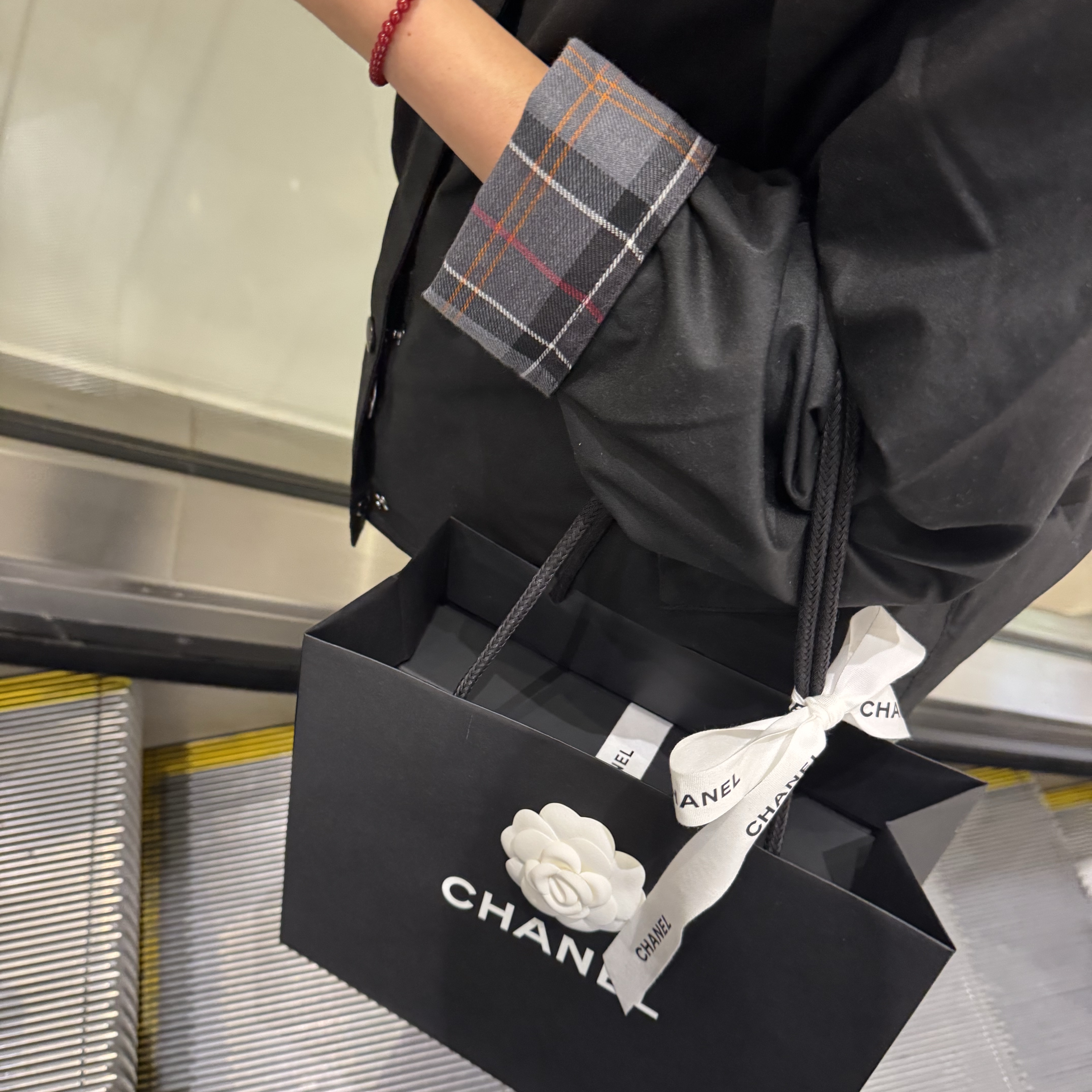 Chanel Wallet On Chain Lambskin & Gold Black 착용 스타일 - 3