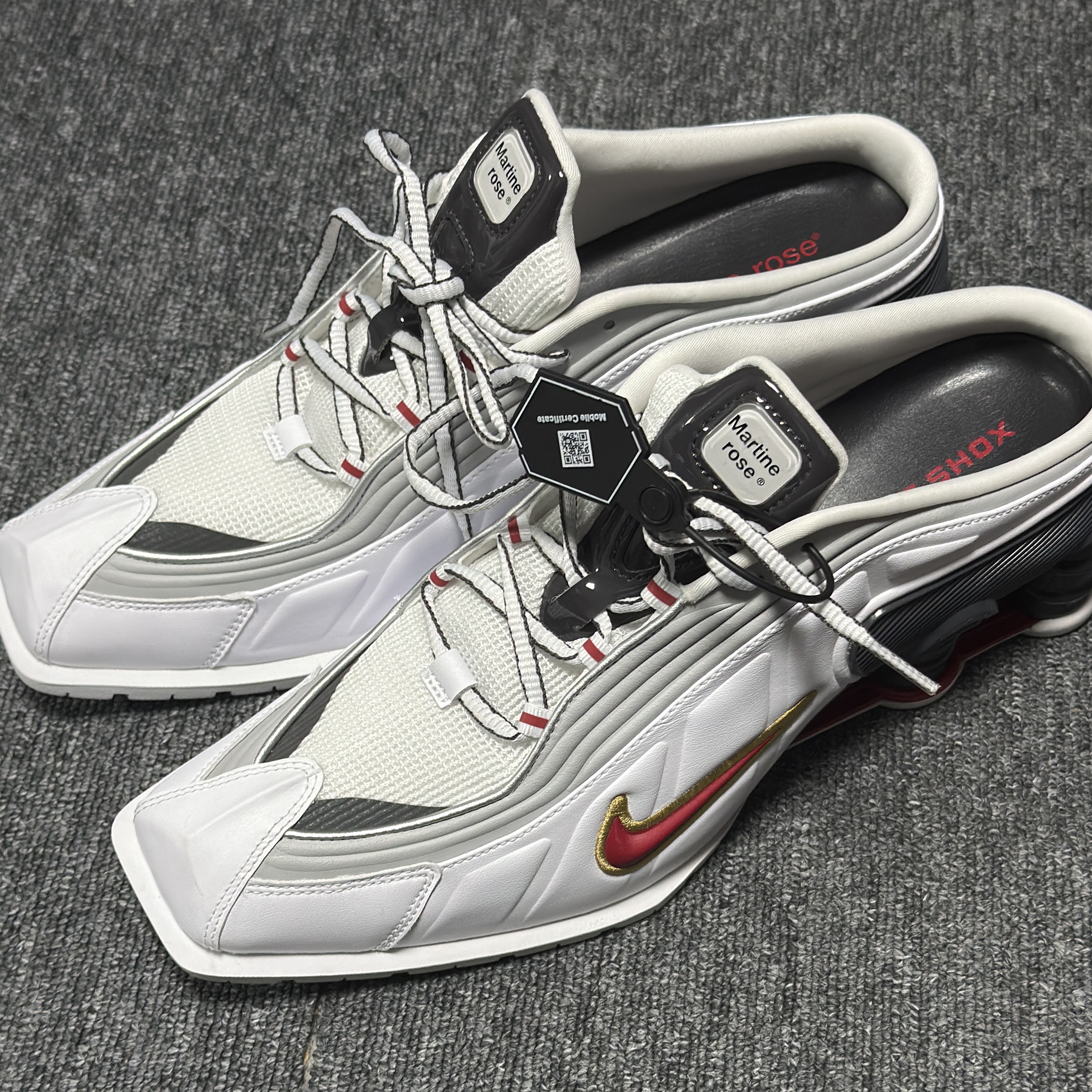 Nike x Martine Rose Shox MR4 White and Varsity Red 착용 스타일 - 1